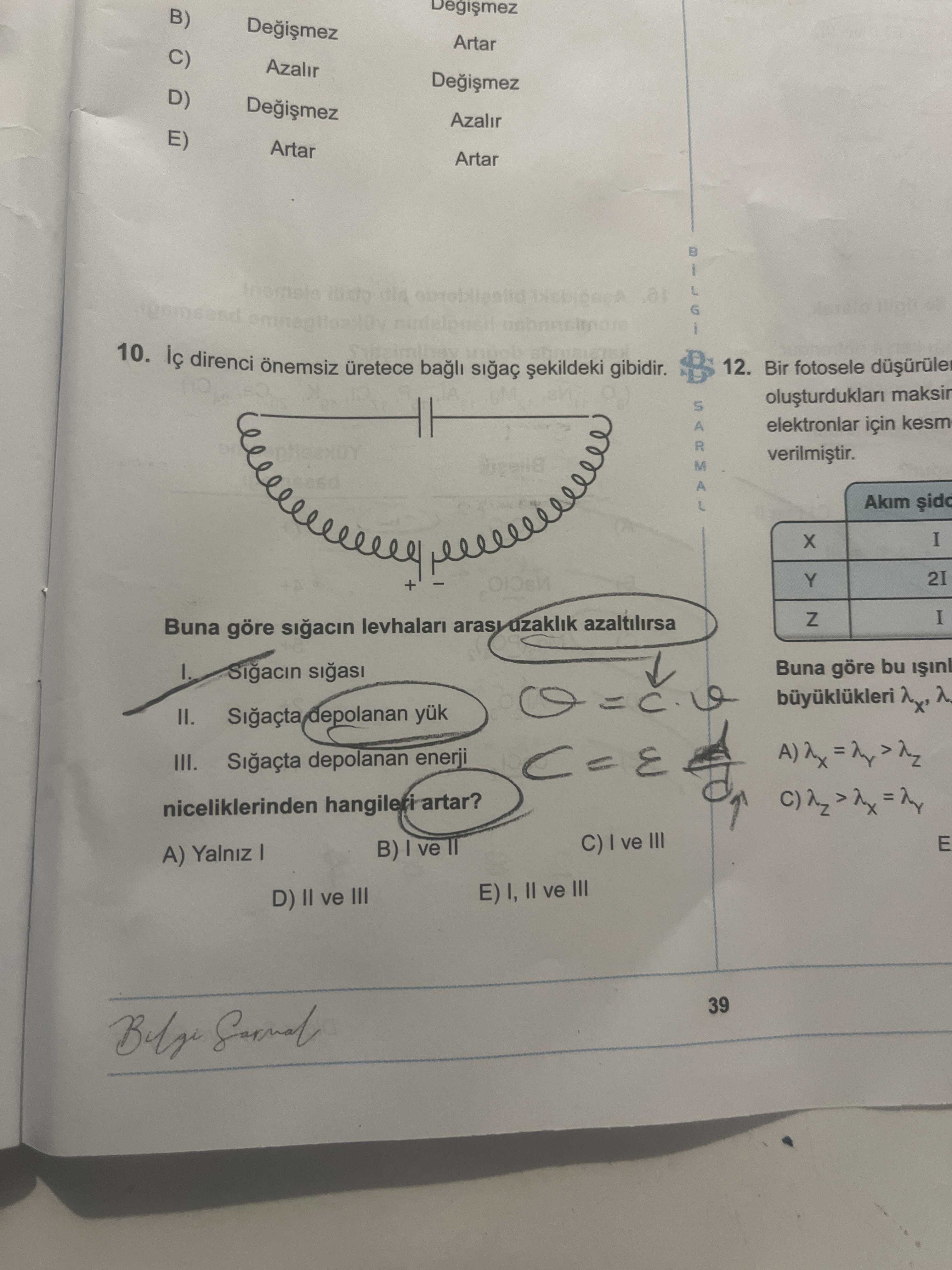 İç direnci önemsiz üretece bağlı sığaç şekildeki gibidir. Buna göre sığacın levhaları arası uzaklık
