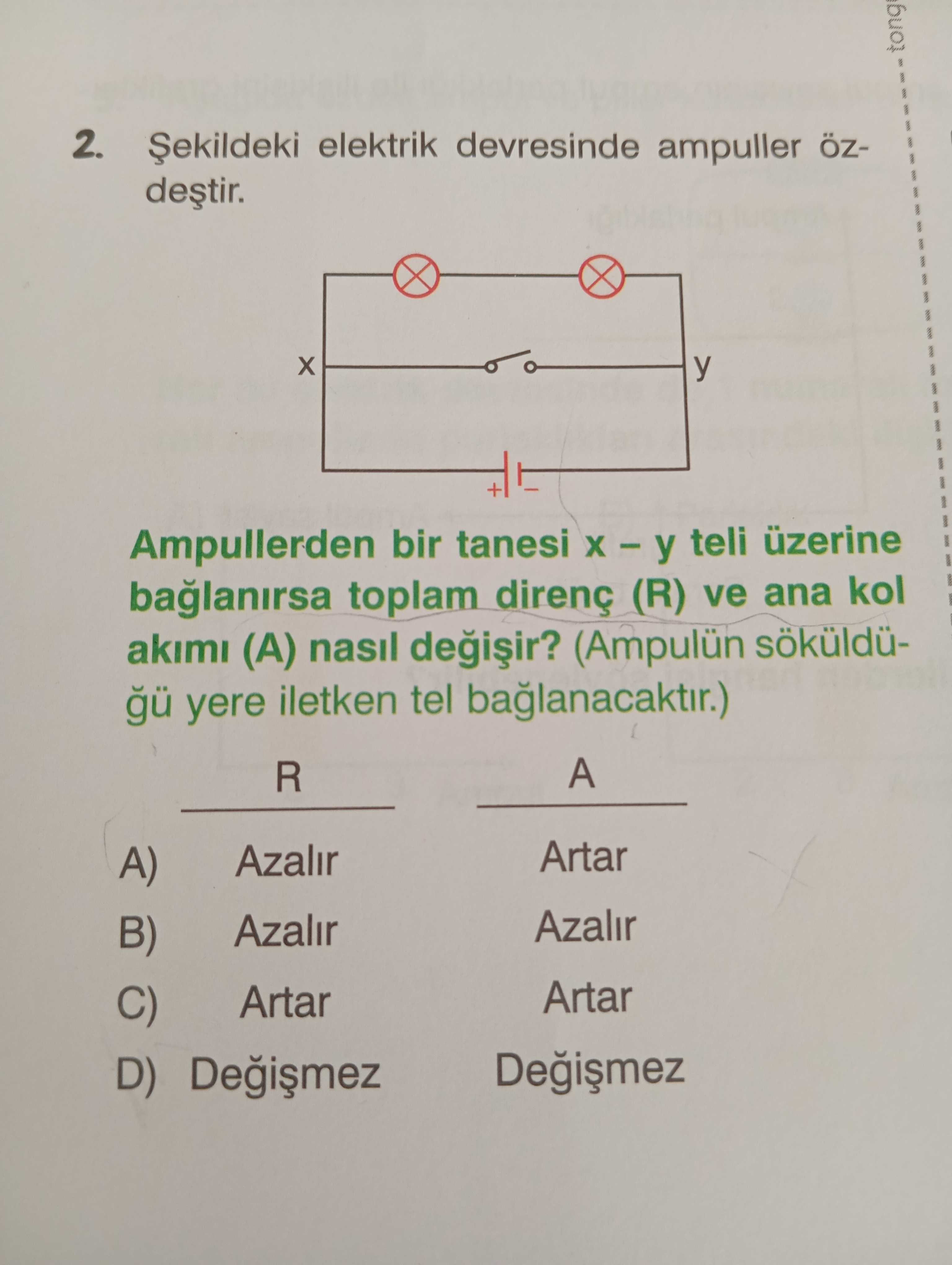Şekildeki elektrik devresinde ampuller özdeştir. Ampullerden bir tanesi x – y teli üzerine