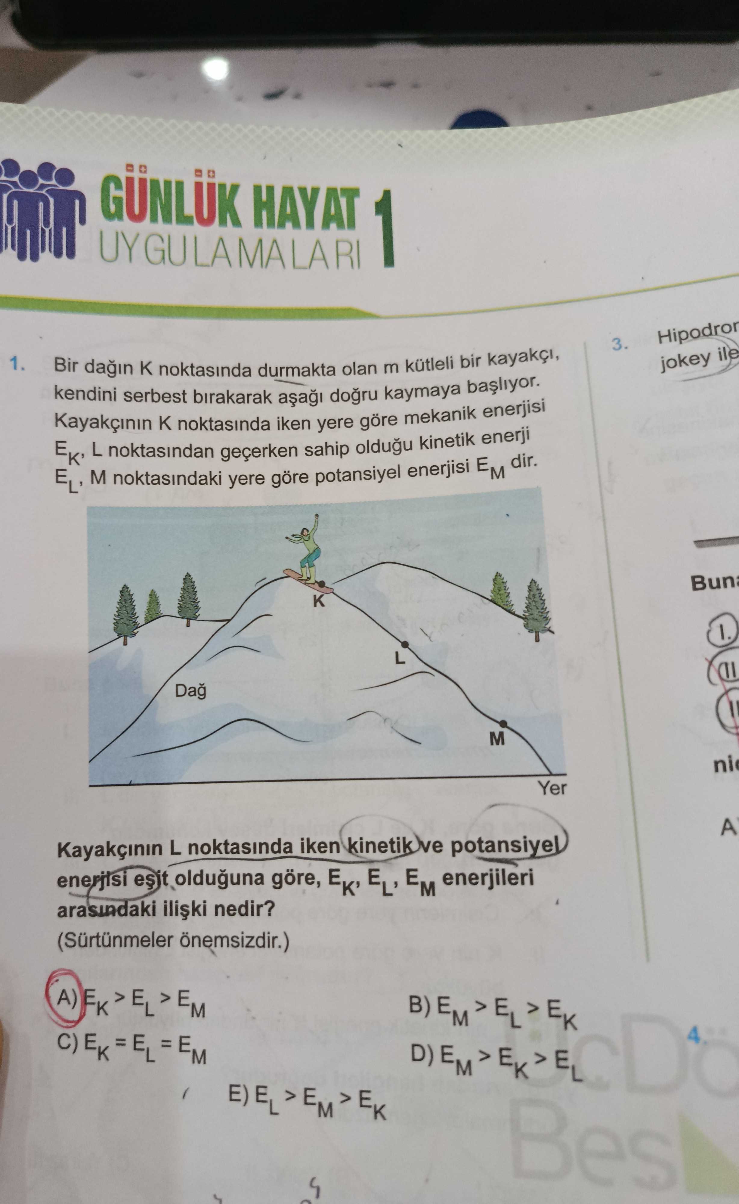 Bir dağın K noktasında durmakta olan m kütleli bir kayakçı, kendini serbest bırakarak aşağı doğru