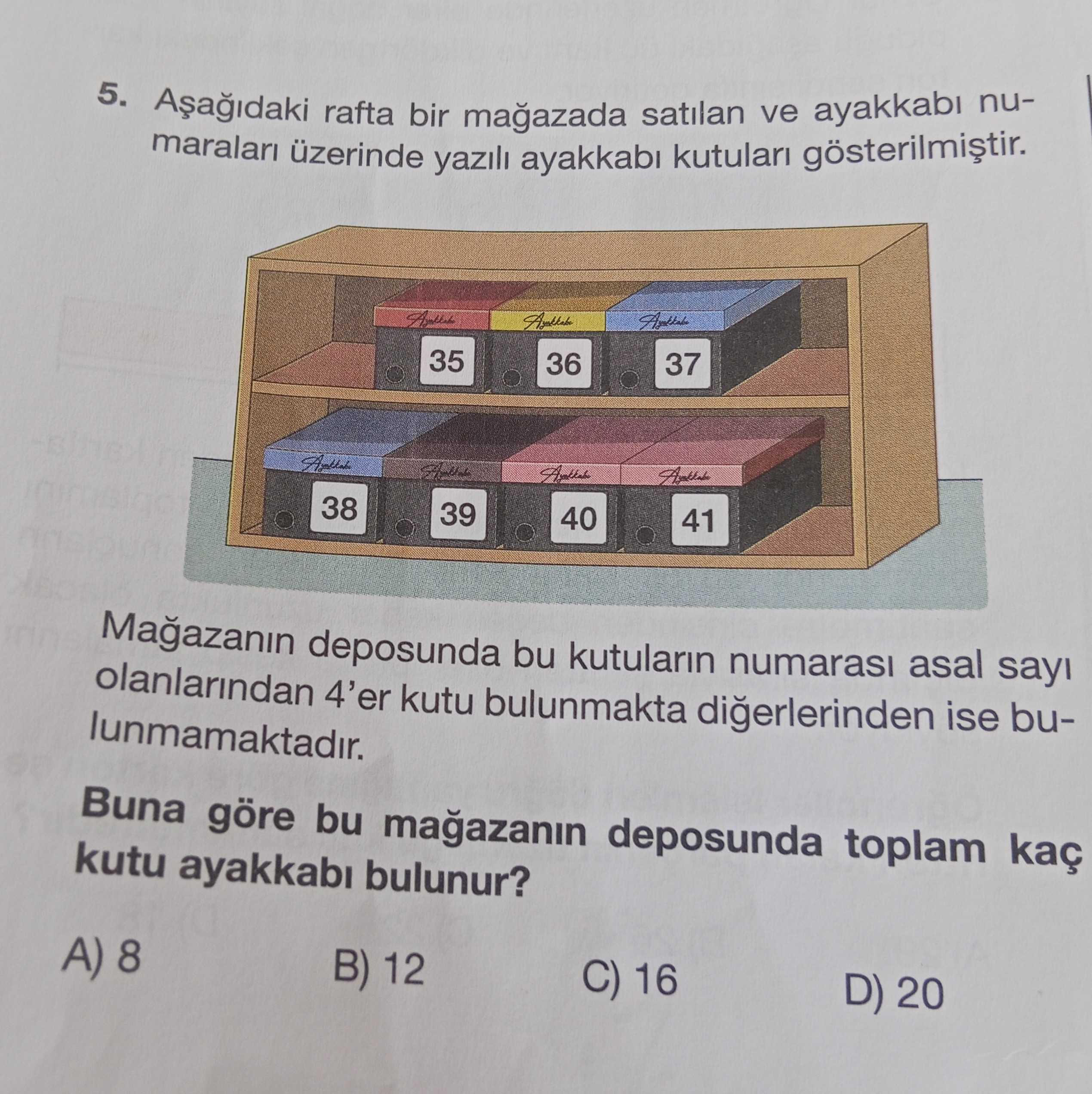 Aşağıdaki rafta bir mağazada satılan ve ayakkabı numaraları üzerinde yazılı ayakkabı kutuları