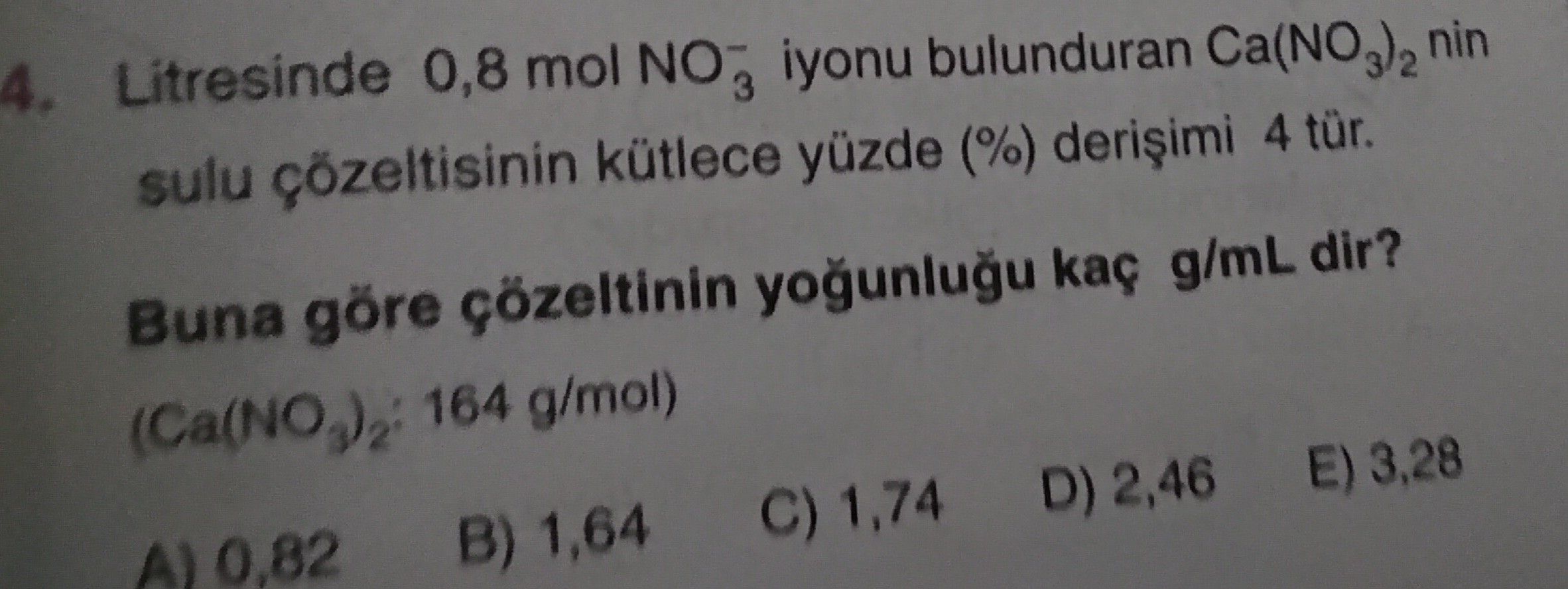Litresinde 0,8 mol NO₃⁻ iyonu bulunduran Ca(NO₃)₂'nin sulu çözeltisinin kütlece yüzde (%) derişimi 4