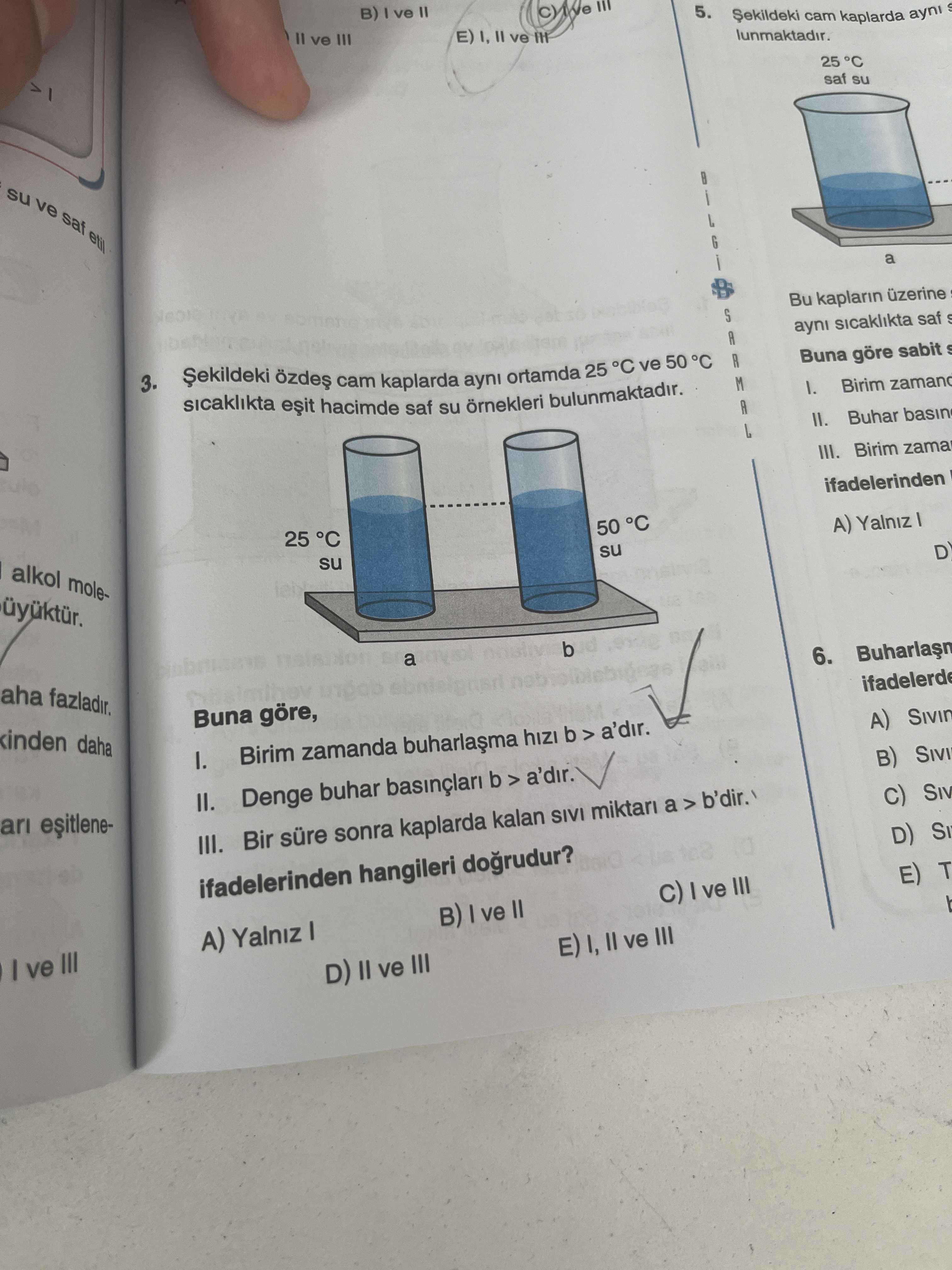 Şekildeki özdeş cam kaplarda aynı ortamda 25 °C ve 50 °C sıcaklıkta eşit hacimde saf su örnekleri