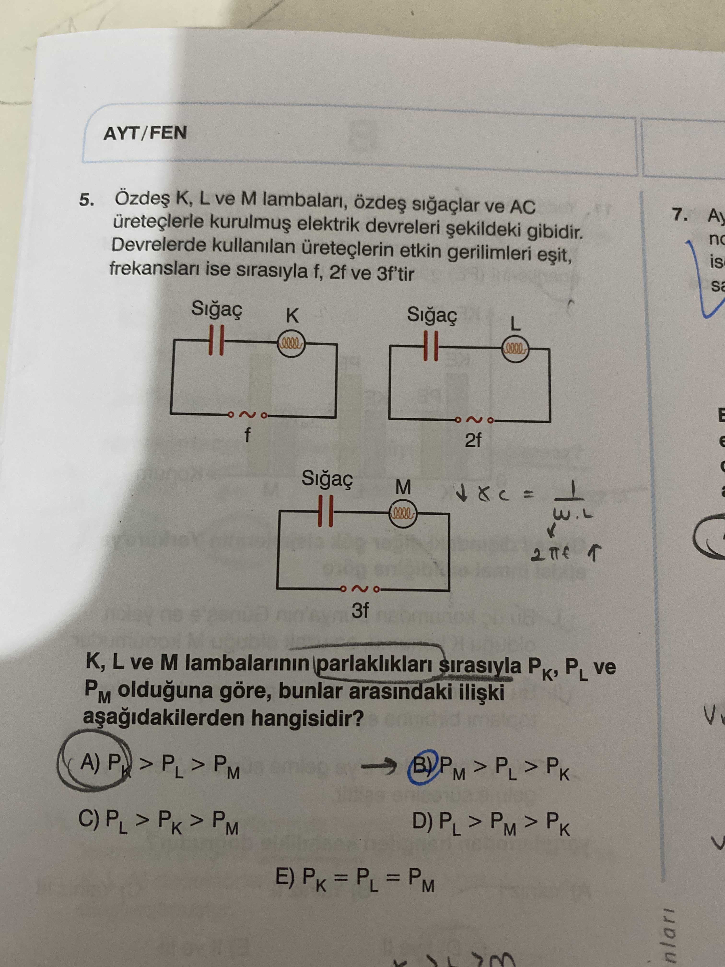 Özdeş K, L ve M lambaları, özdeş sığaçlar ve AC üreteçlerle kurulmuş elektrik devreleri şekildeki