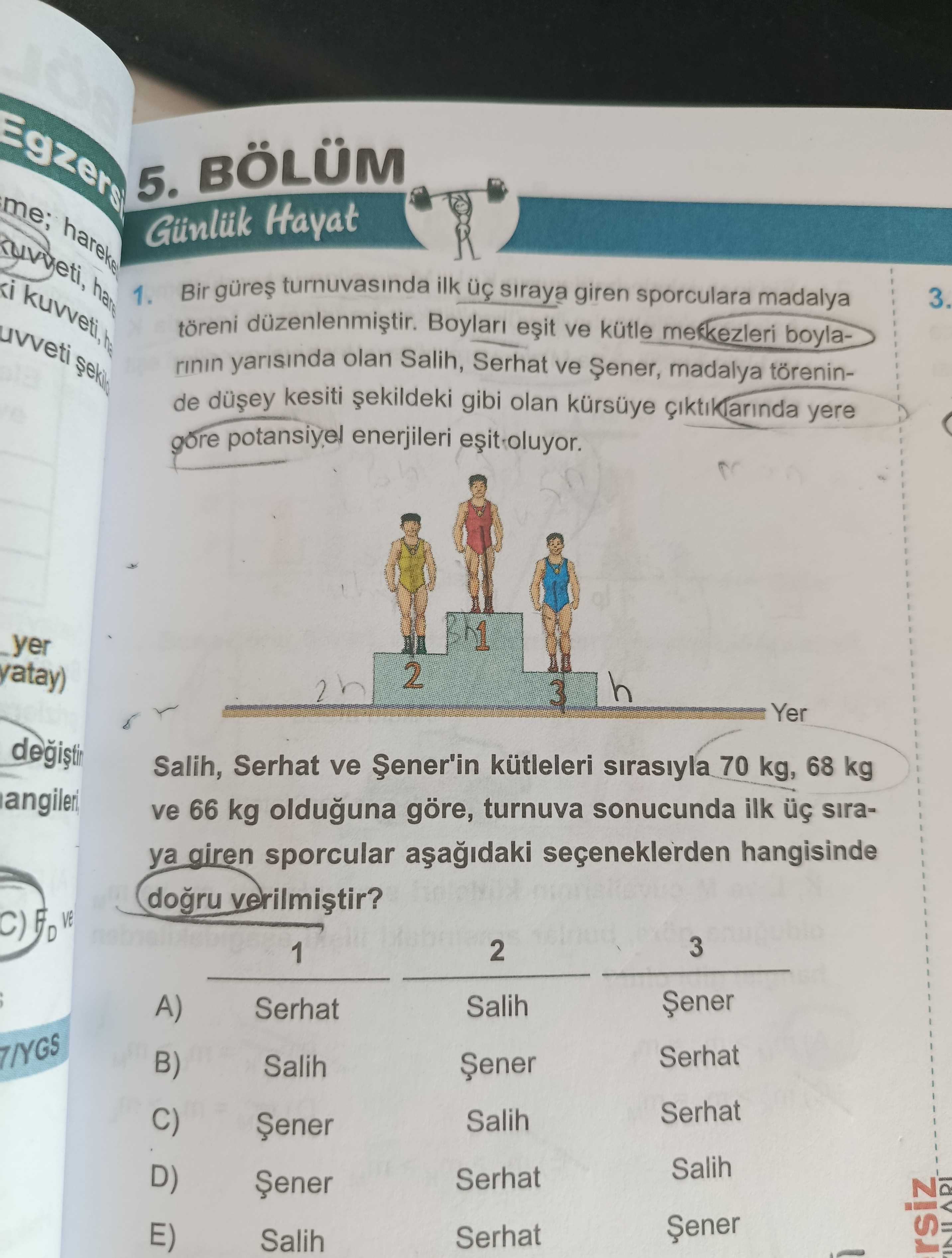 Bir güreş turnuvasında ilk üç sıraya giren sporculara madalya töreni düzenlenmiştir. Boyları eşit ve