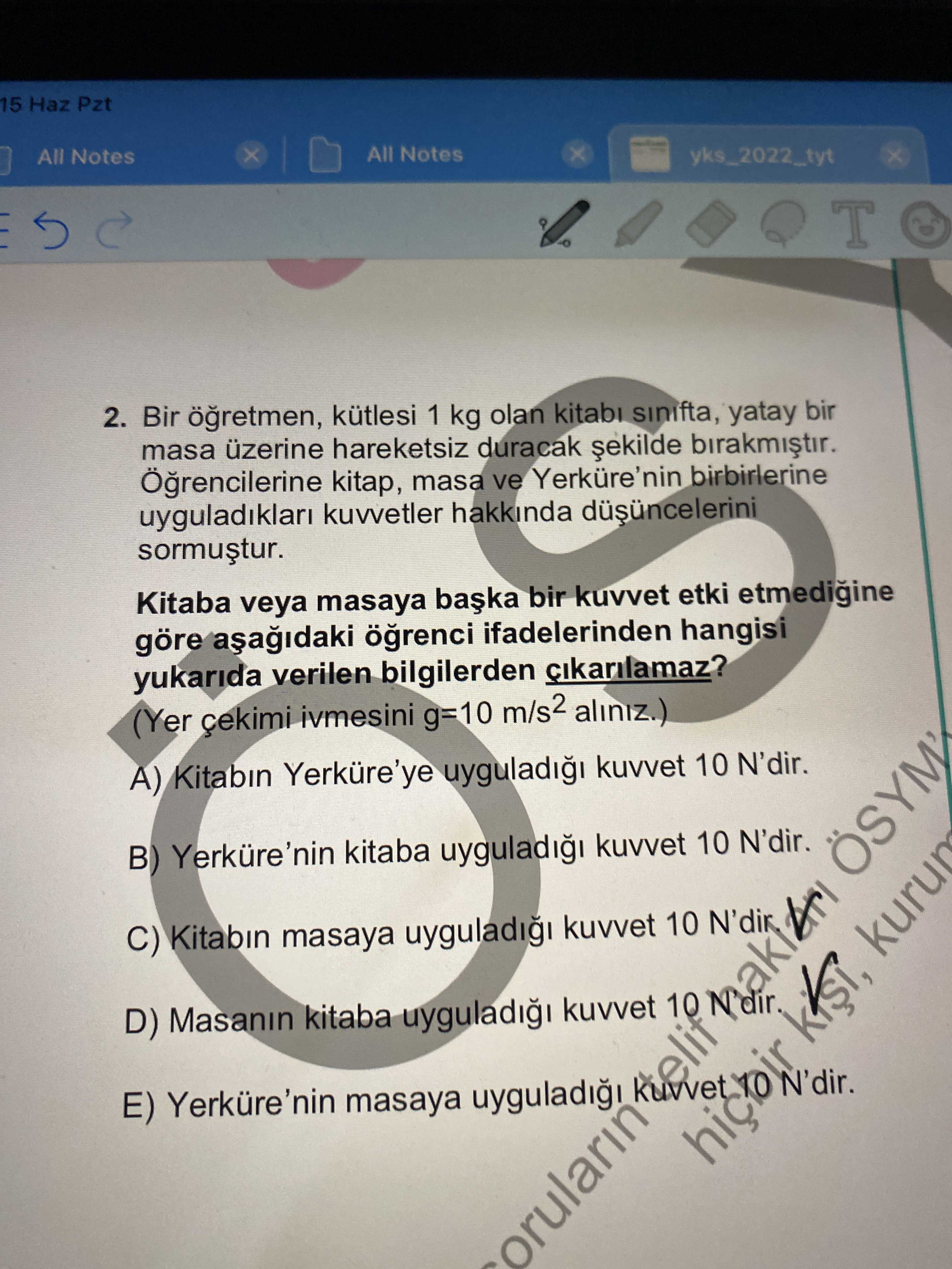 Bir öğretmen, kütlesi 1 kg olan kitabı sınıfta, yatay bir masa üzerine hareketsiz duracak şekilde
