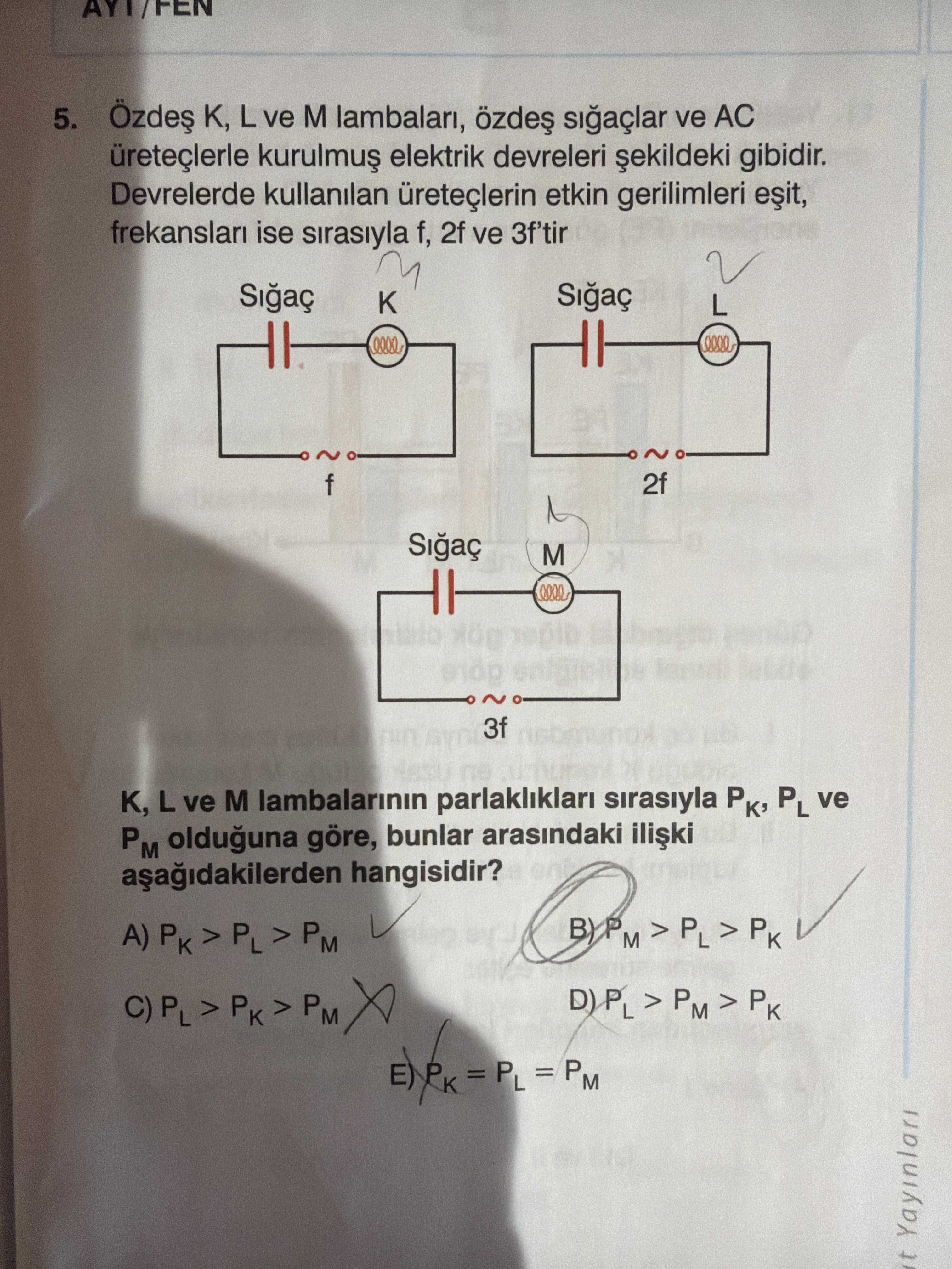 Özdeş K, L ve M lambaları, özdeş sığaçlar ve AC üreteçlerle kurulmuş elektrik devreleri şekildeki