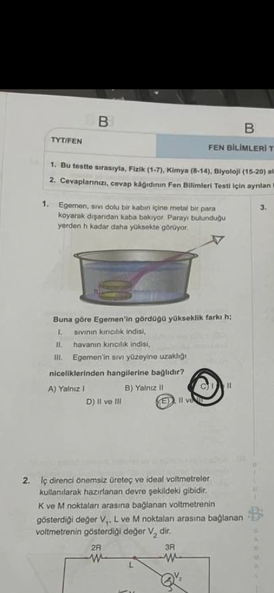 Egemen, sıvı dolu bir kabın içine metal bir para koyarak dışarıdan kaba bakıyor. Parayı bulunduğu