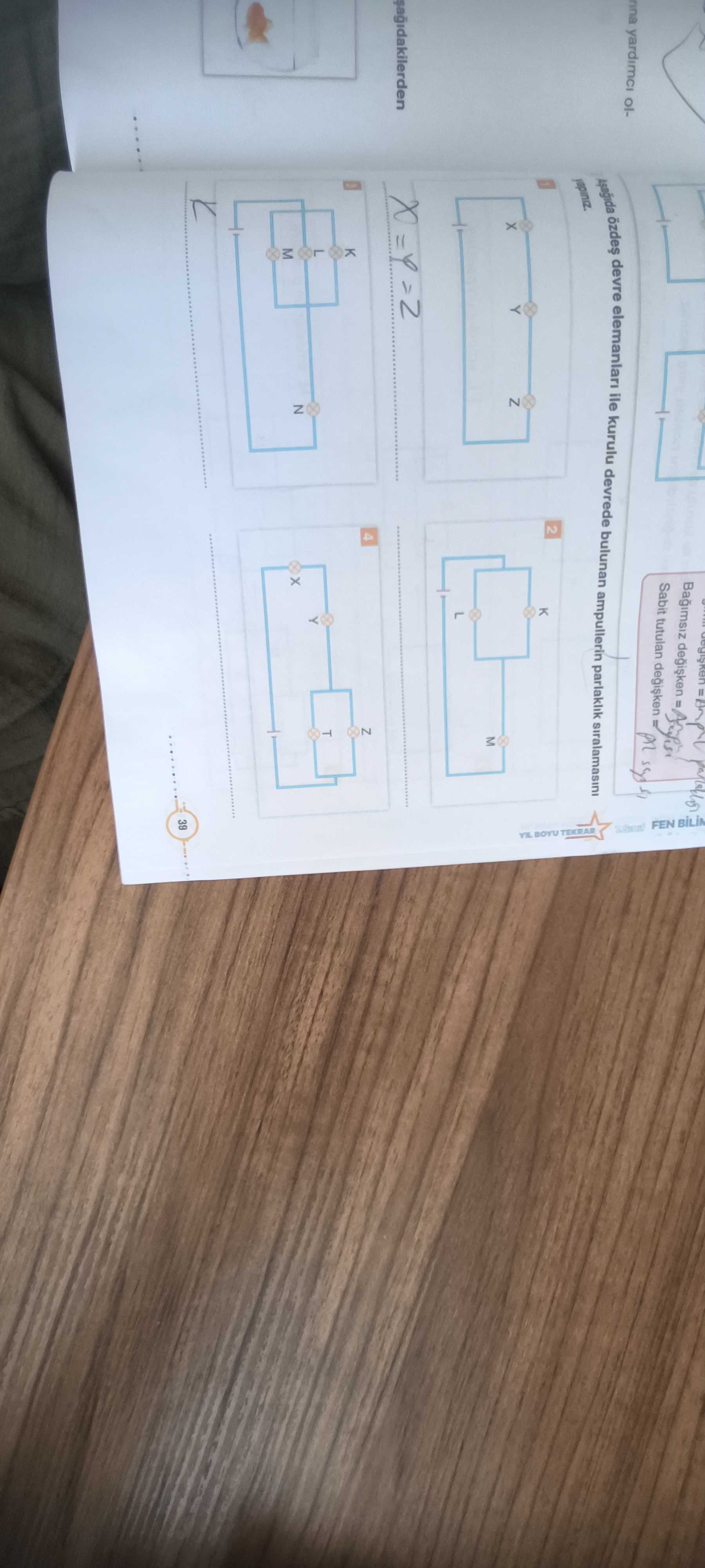 aşağıda özdeş devre elemanları ile kurulu devrede bulunan ampullerin parlaklık sıralamasını yapınız