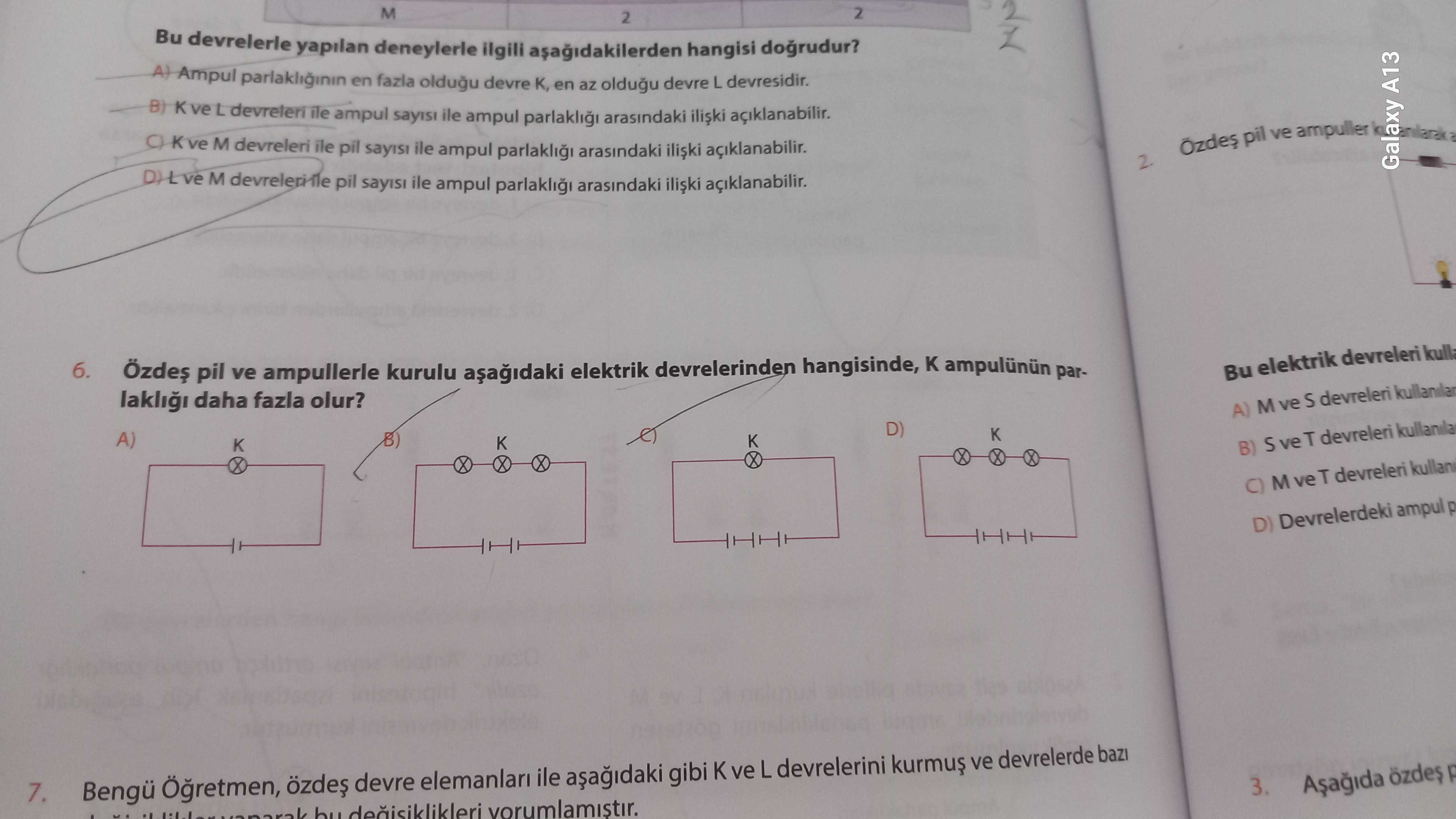 Özdeş pil ve ampullerle kurulu aşağıdaki elektrik devrelerinden hangisinde, K ampulünün parlaklığı
