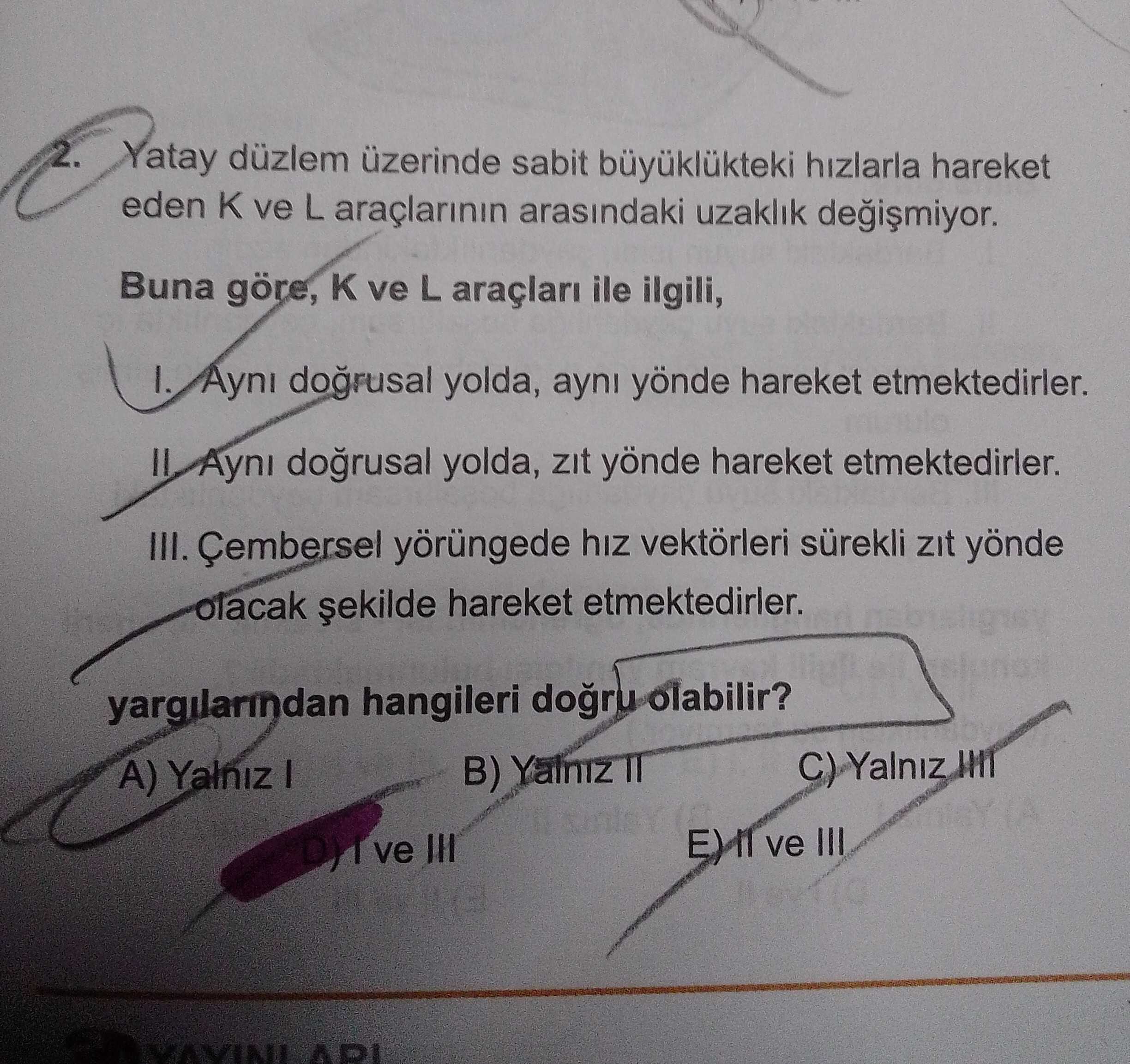 Yatay düzlem üzerinde sabit büyüklükteki hızlarla hareket eden K ve L araçlarının arasındaki uzaklık