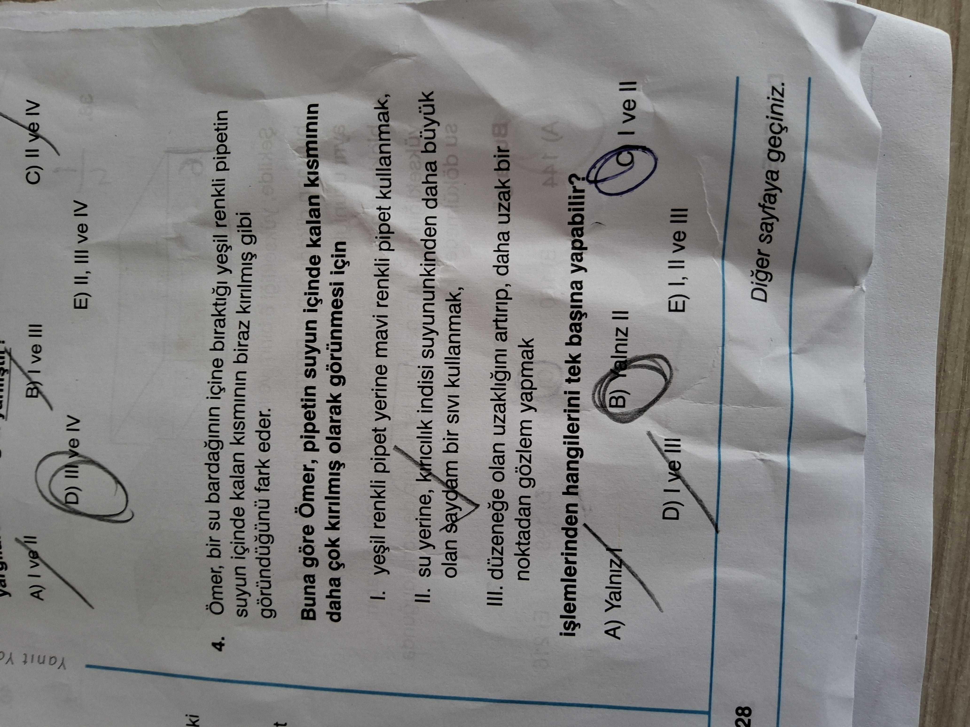 Ömer, bir su bardağının içine bıraktığı yeşil renkli pipetin suyun içinde kalan kısmının biraz