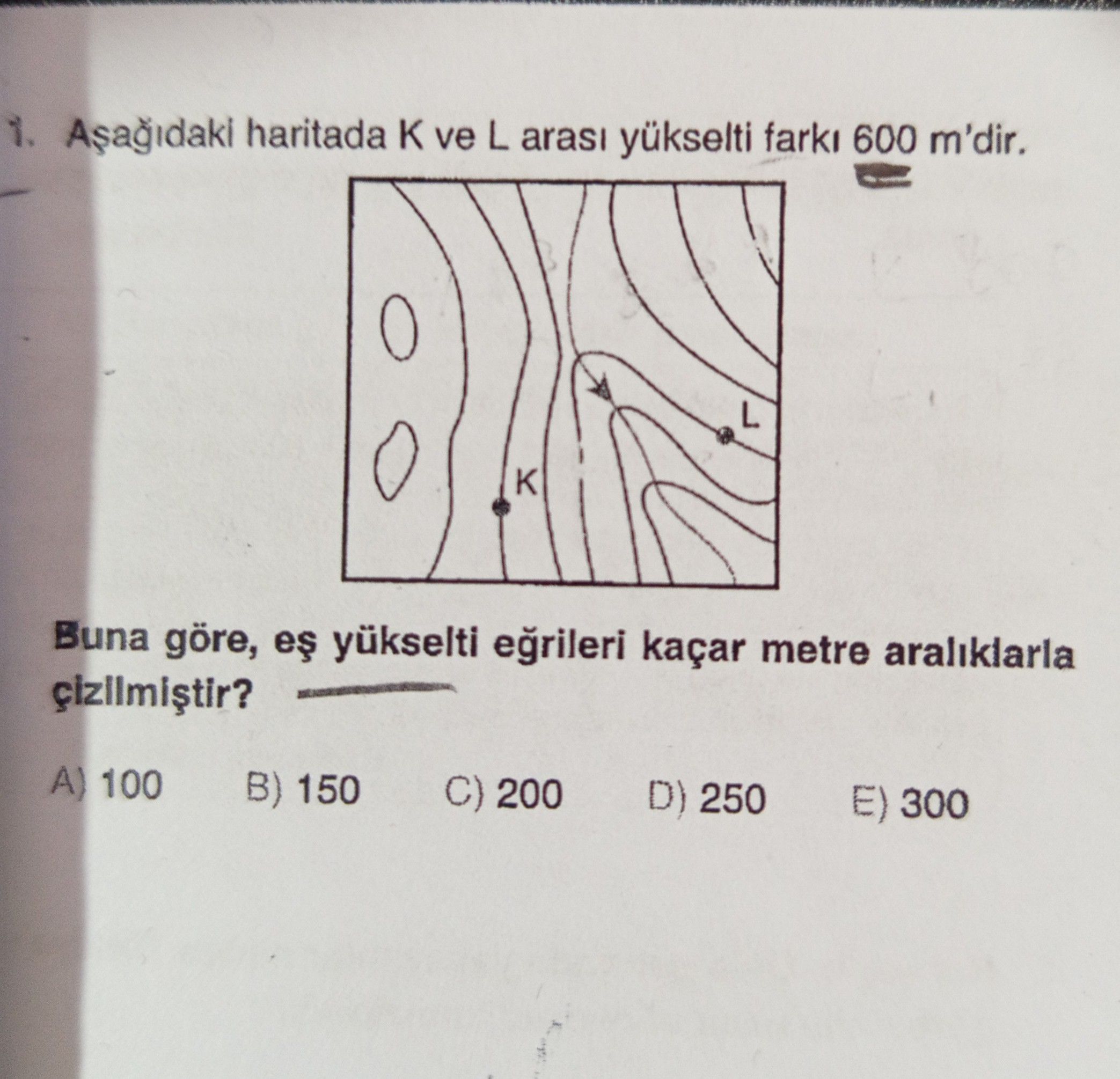 Aşağıdaki haritada K ve L arası yükselti farkı 600 m'dir. Buna göre, eş yükselti eğrileri kaçar