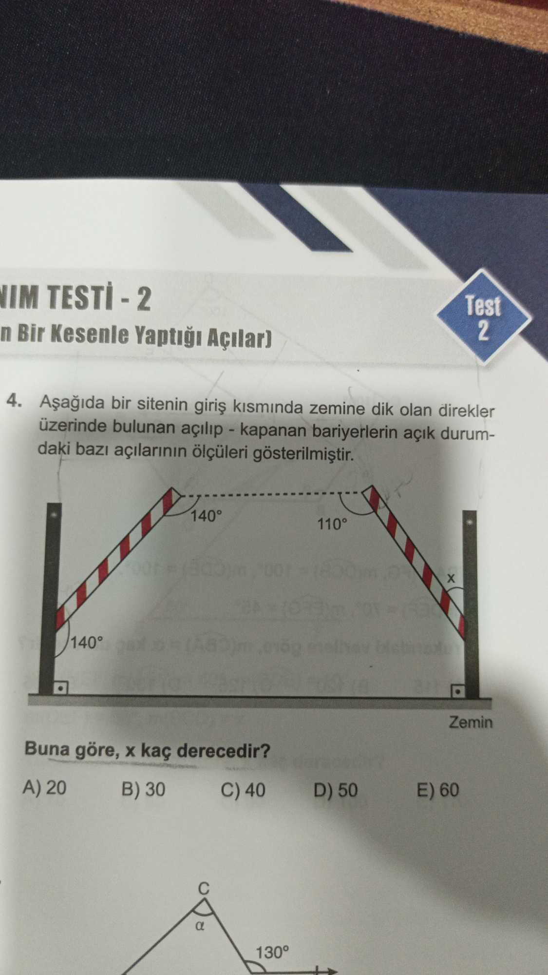 Aşağıda bir sitenin giriş kısmında zemine dik olan direkler üzerinde bulunan açılıp - kapanan