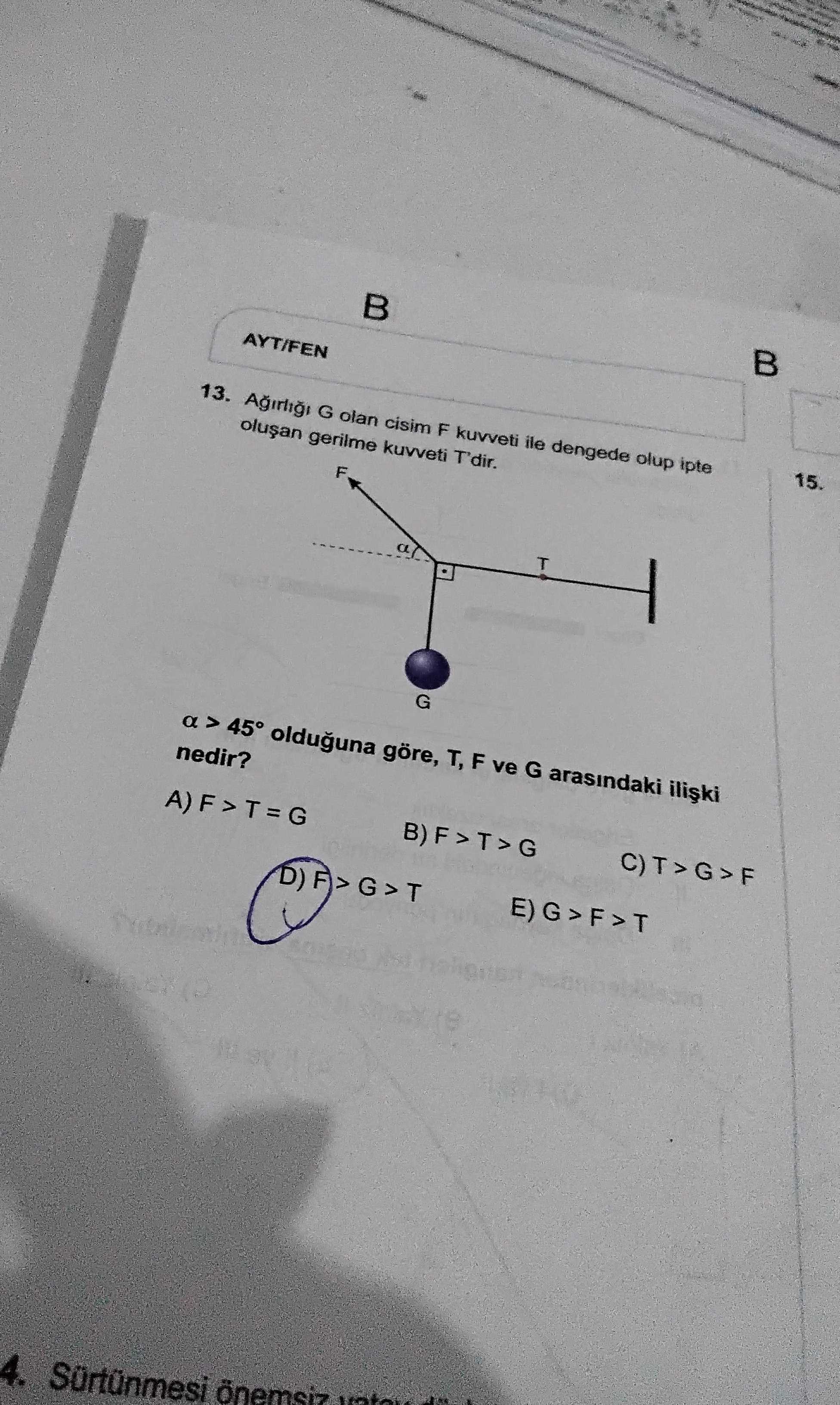 Ağırlığı G olan cisim F kuvveti ile dengede olup ipte oluşan gerilme kuvveti T'dir. α > 45° olduğuna