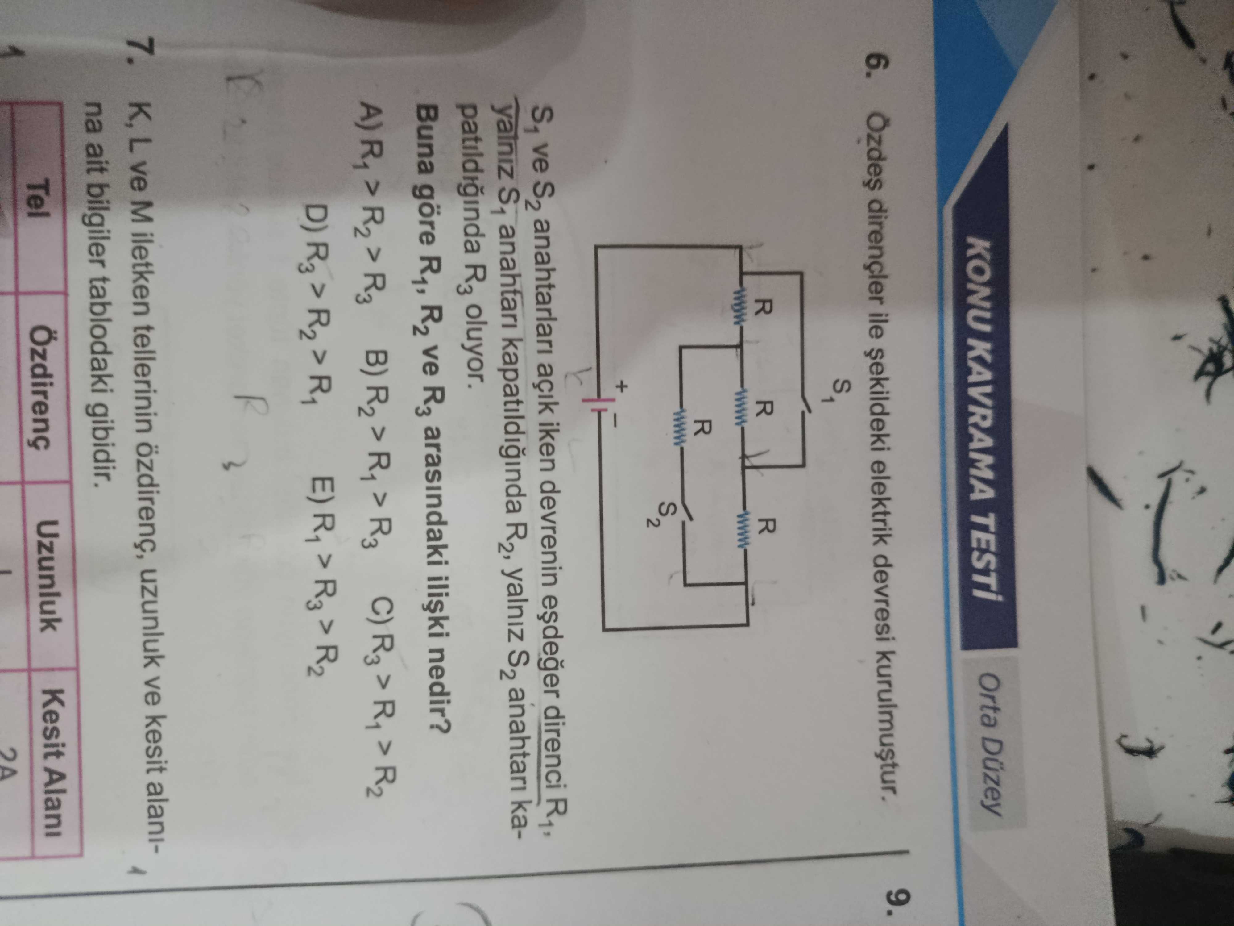 Özdeş dirençler ile şekildeki elektrik devresi kurulmuştur. S₁ ve S₂ anahtarları açık iken devrenin