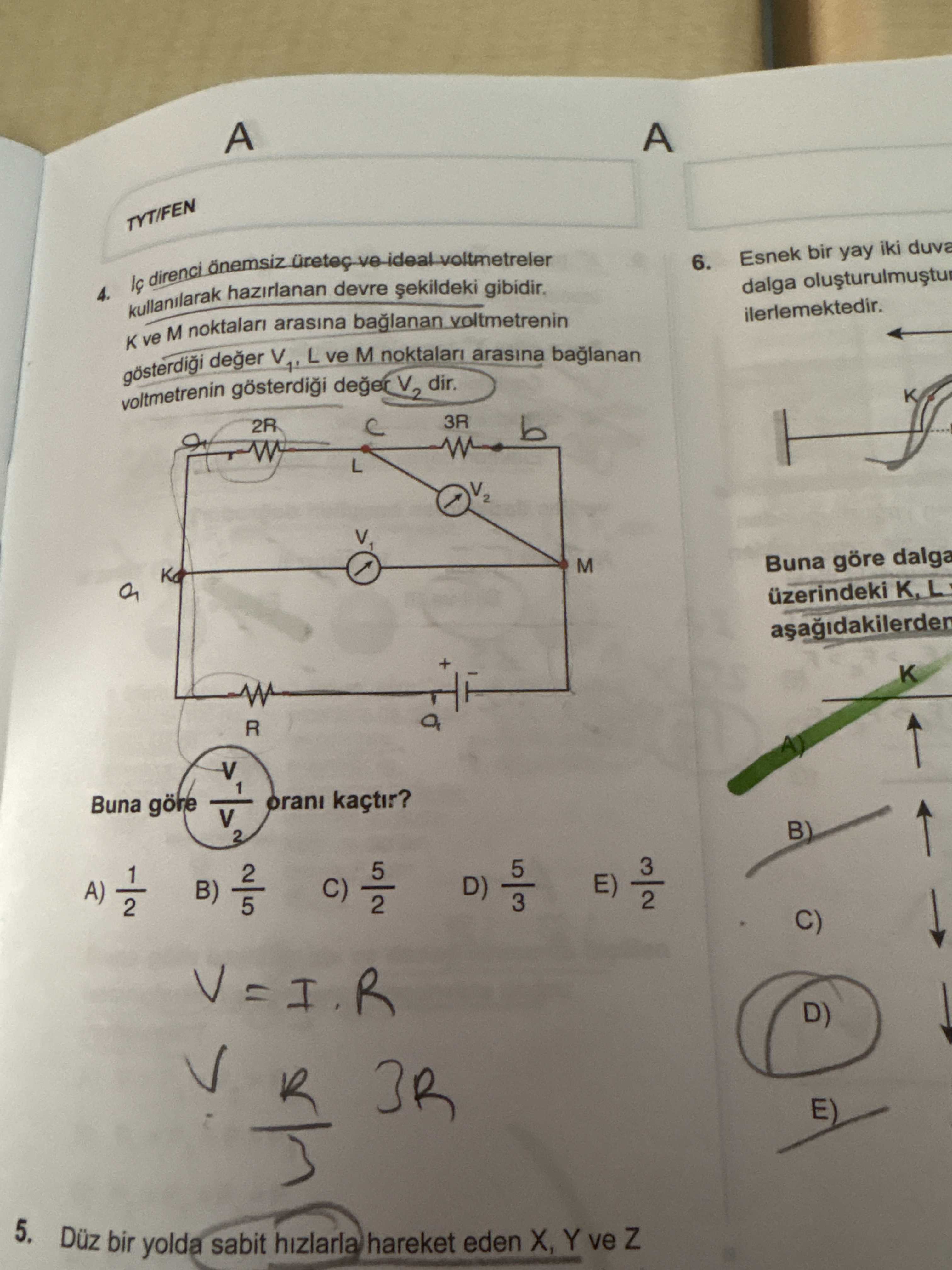 İç direnci önemsiz üreteç ve ideal voltmetreler kullanılarak hazırlanan devre şekildeki gibidir. K