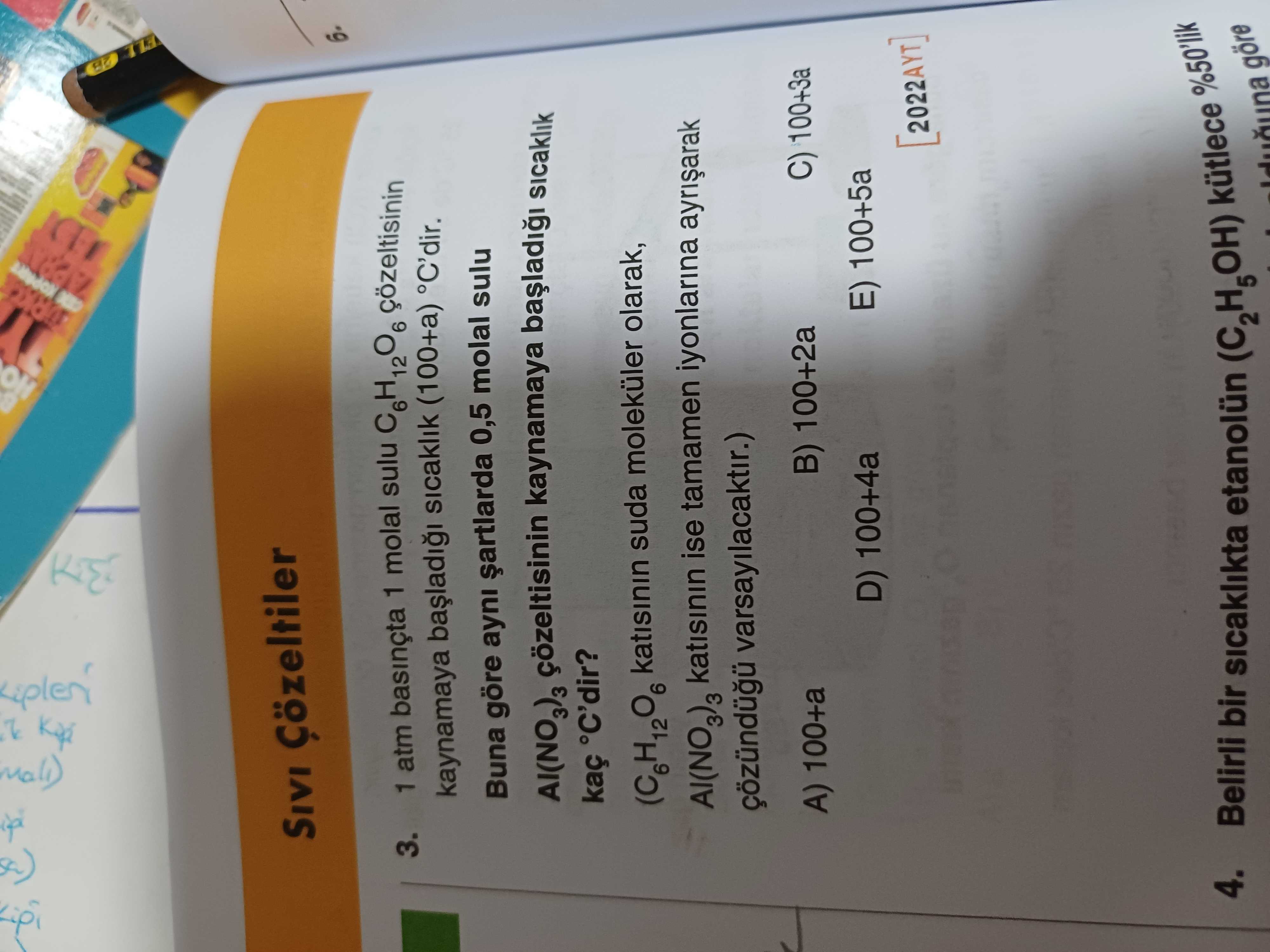 1 atm basınçta 1 molal sulu C₆H₁₂O₆ çözeltisinin kaynamaya başladığı sıcaklık (100+a) °C'dir. Buna