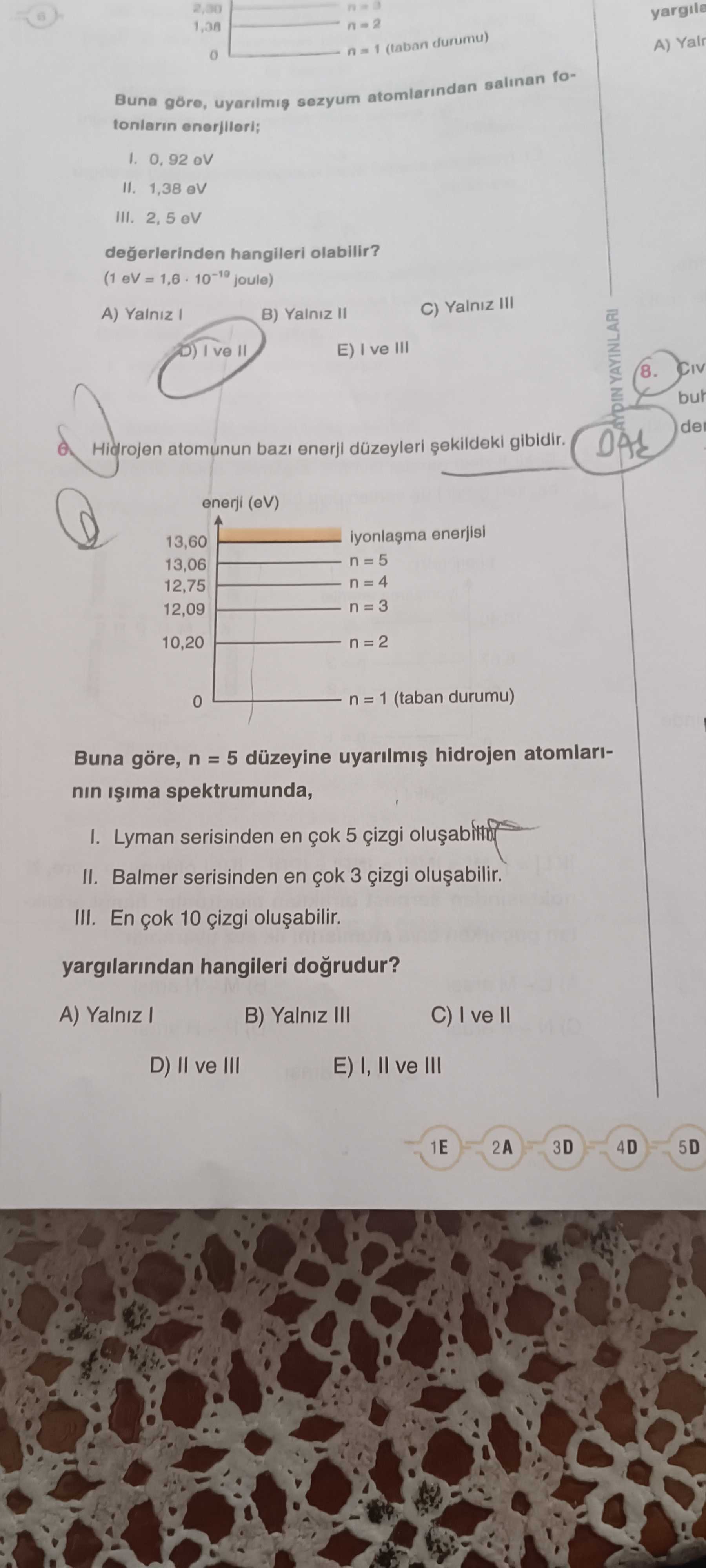 Hidrojen atomunun bazı enerji düzeyleri şekildeki gibidir. enerji (eV) 13,60 ——————— iyonlaşma