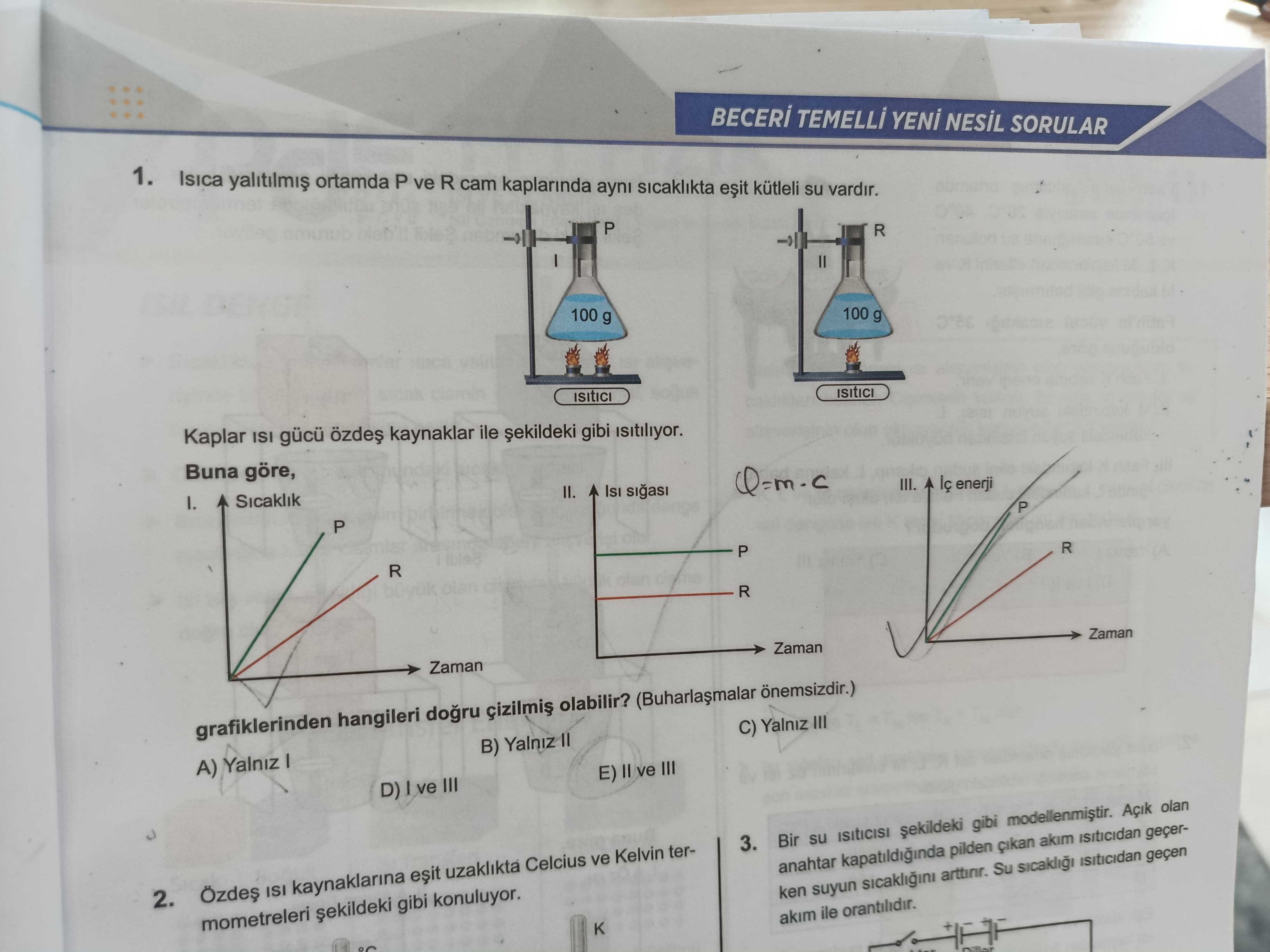Isıca yalıtılmış ortamda P ve R cam kaplarında aynı sıcaklıkta eşit kütleli su vardır. Kaplar ısı