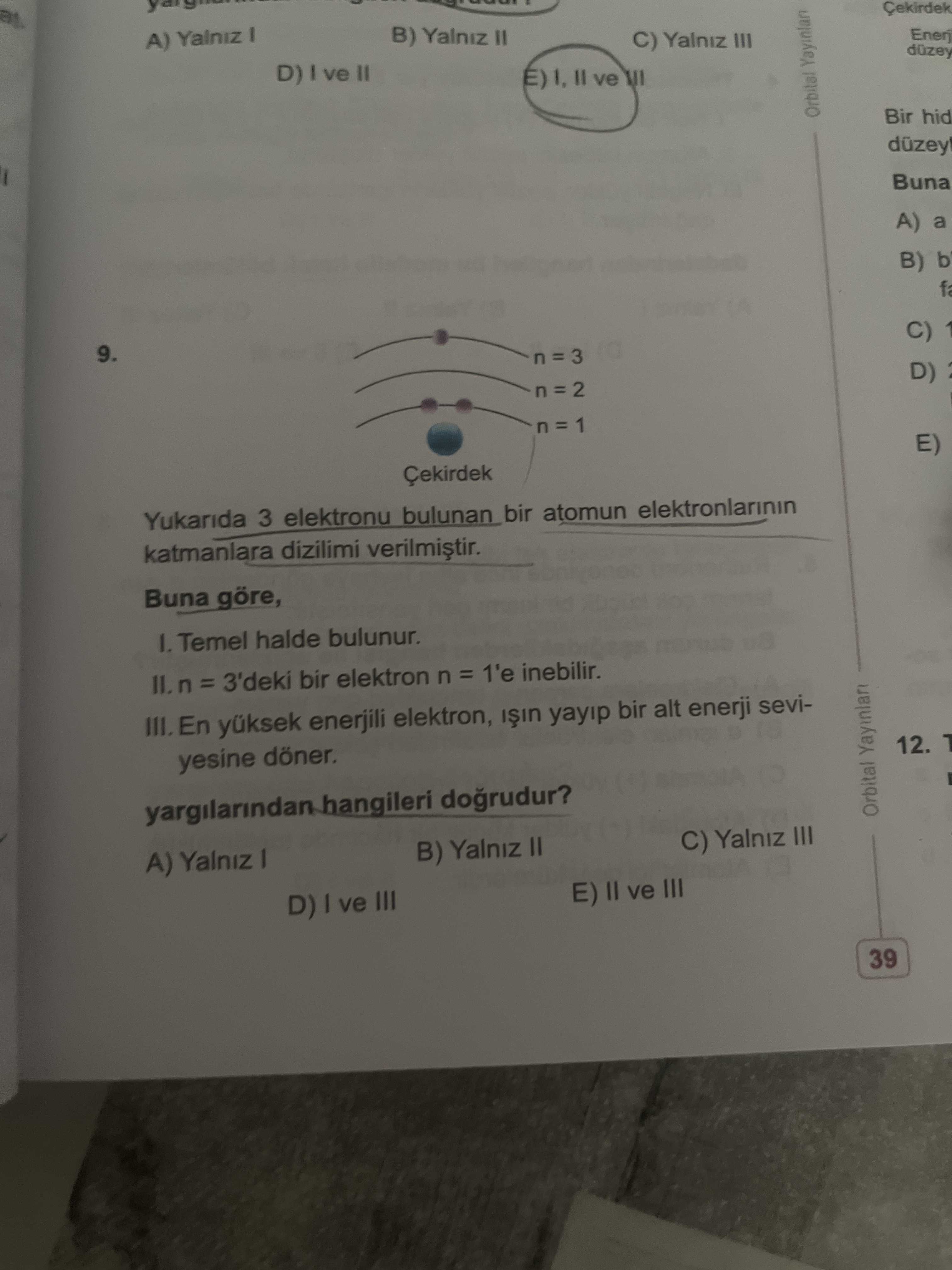 Yukarıda 3 elektronu bulunan bir atomun elektronlarının katmanlara dizilimi verilmiştir. Buna göre