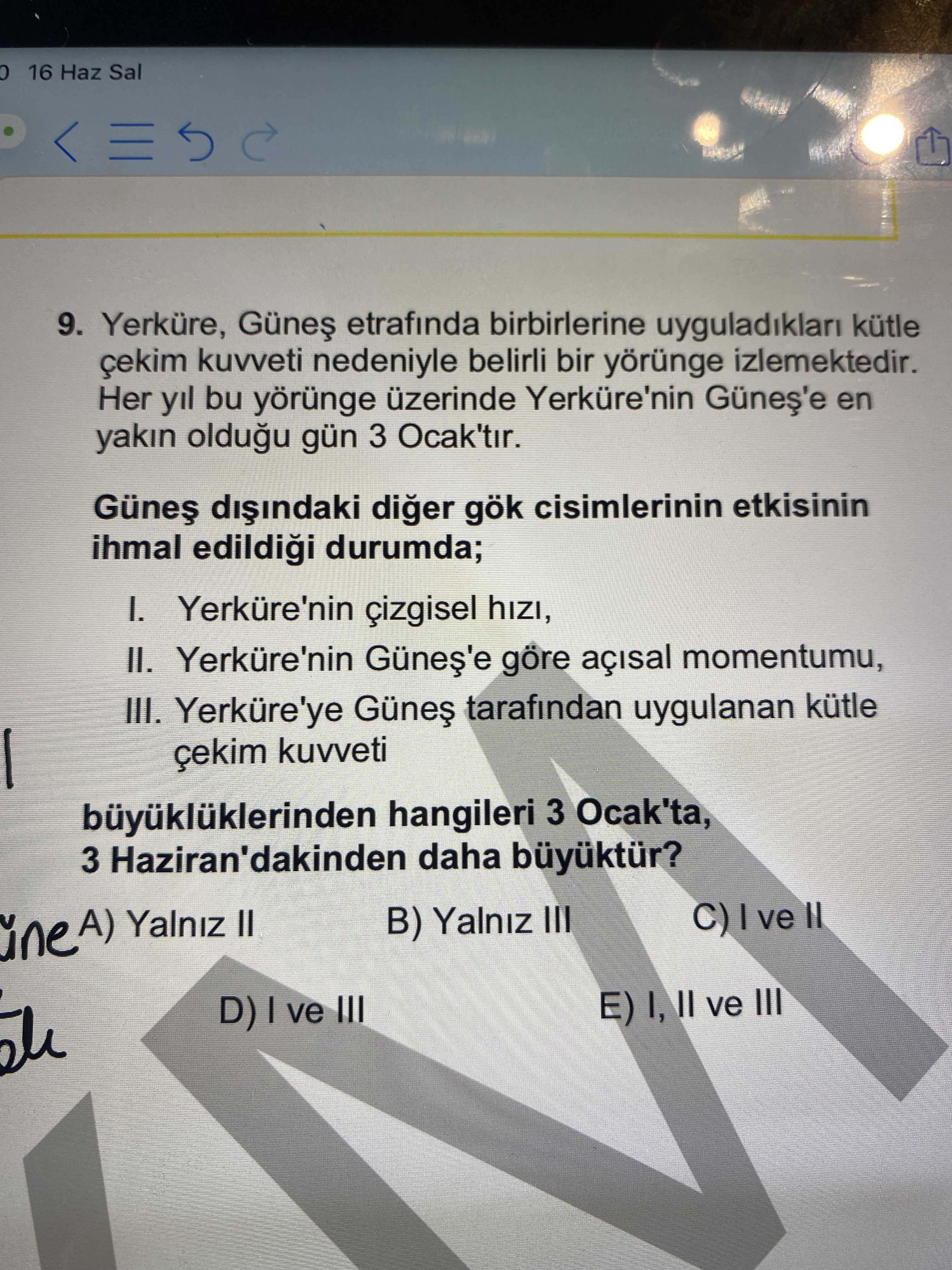 Yerküre, Güneş etrafında birbirlerine uyguladıkları kütle çekim kuvveti nedeniyle belirli bir