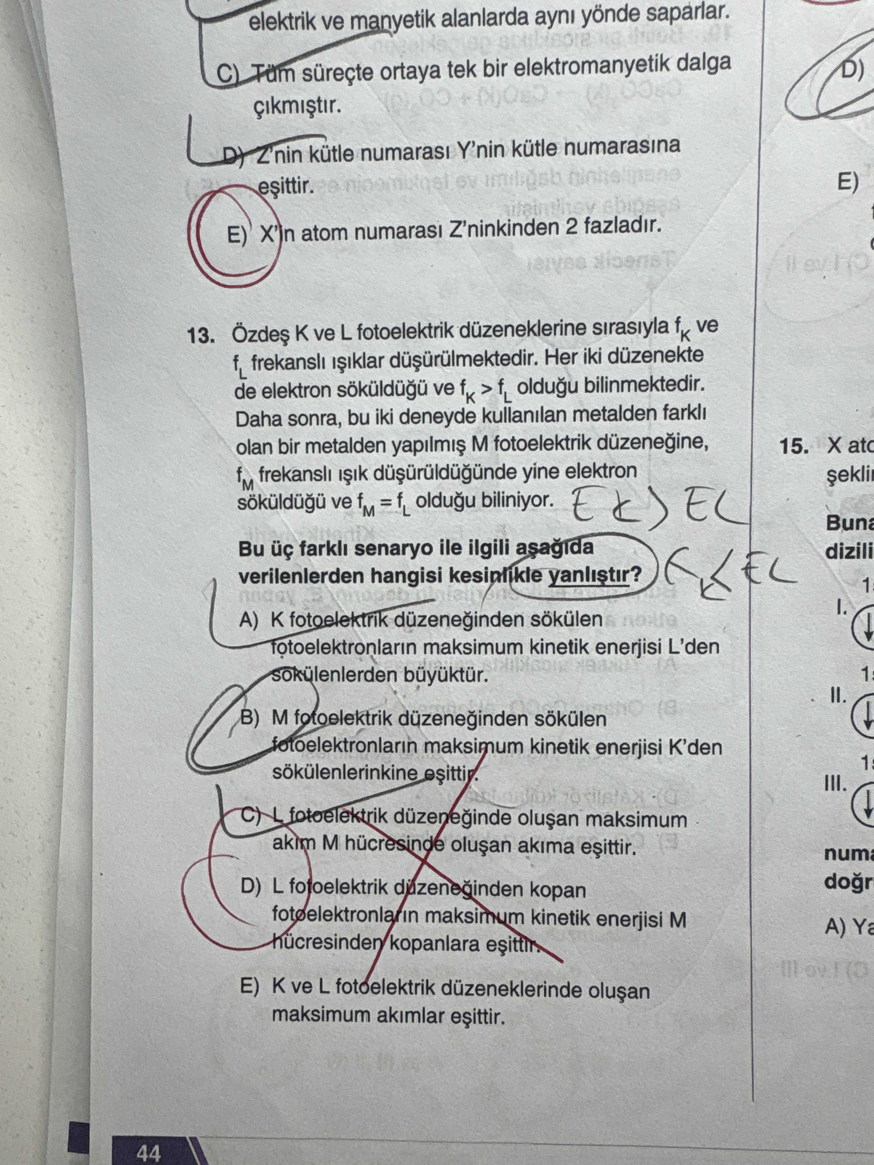 Özdeş K ve L fotoelektrik düzeneklerine sırasıyla f_K ve f_L frekanslı ışıklar düşürülmektedir. Her