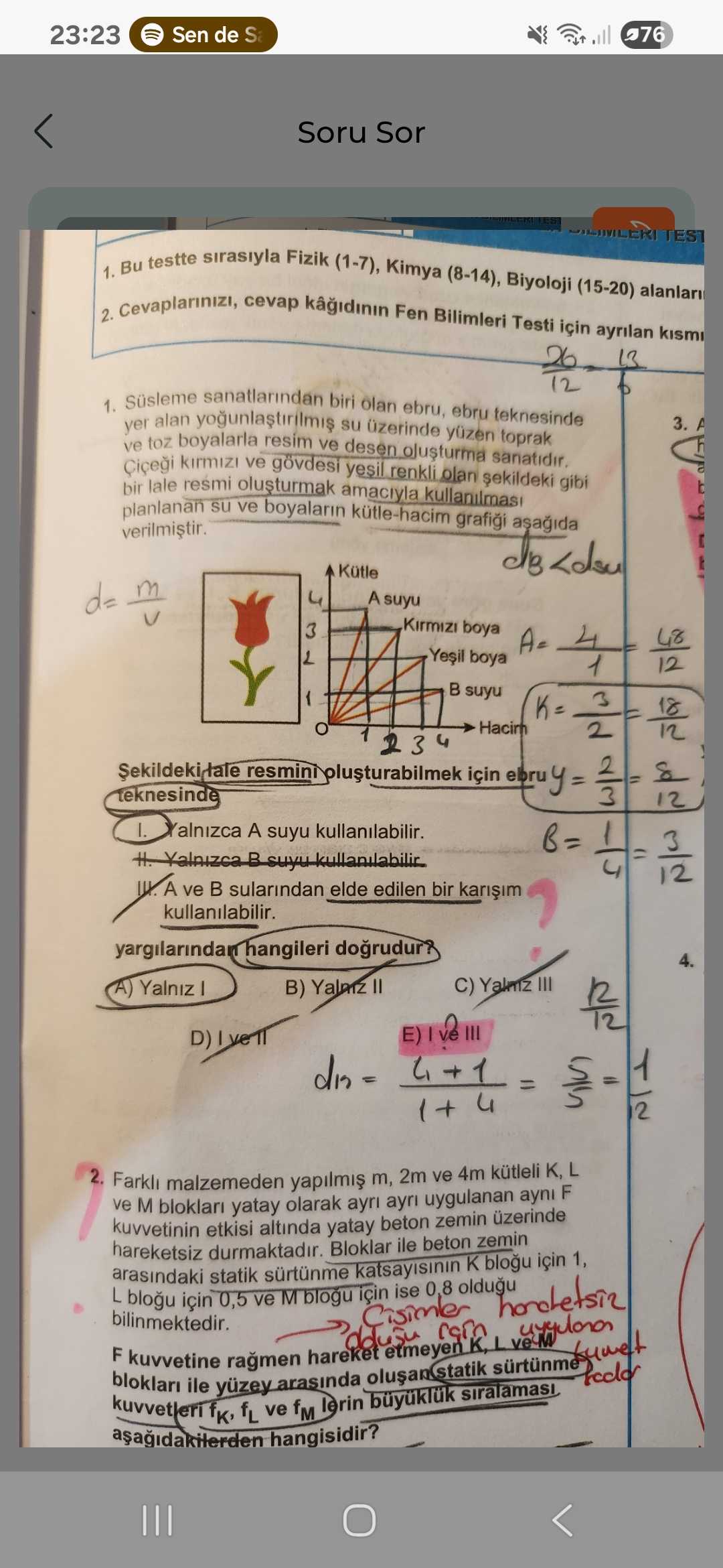 Süsleme sanatlarından biri olan ebru, ebru teknesinde yer alan yoğunlaştırılmış su üzerinde yüzen