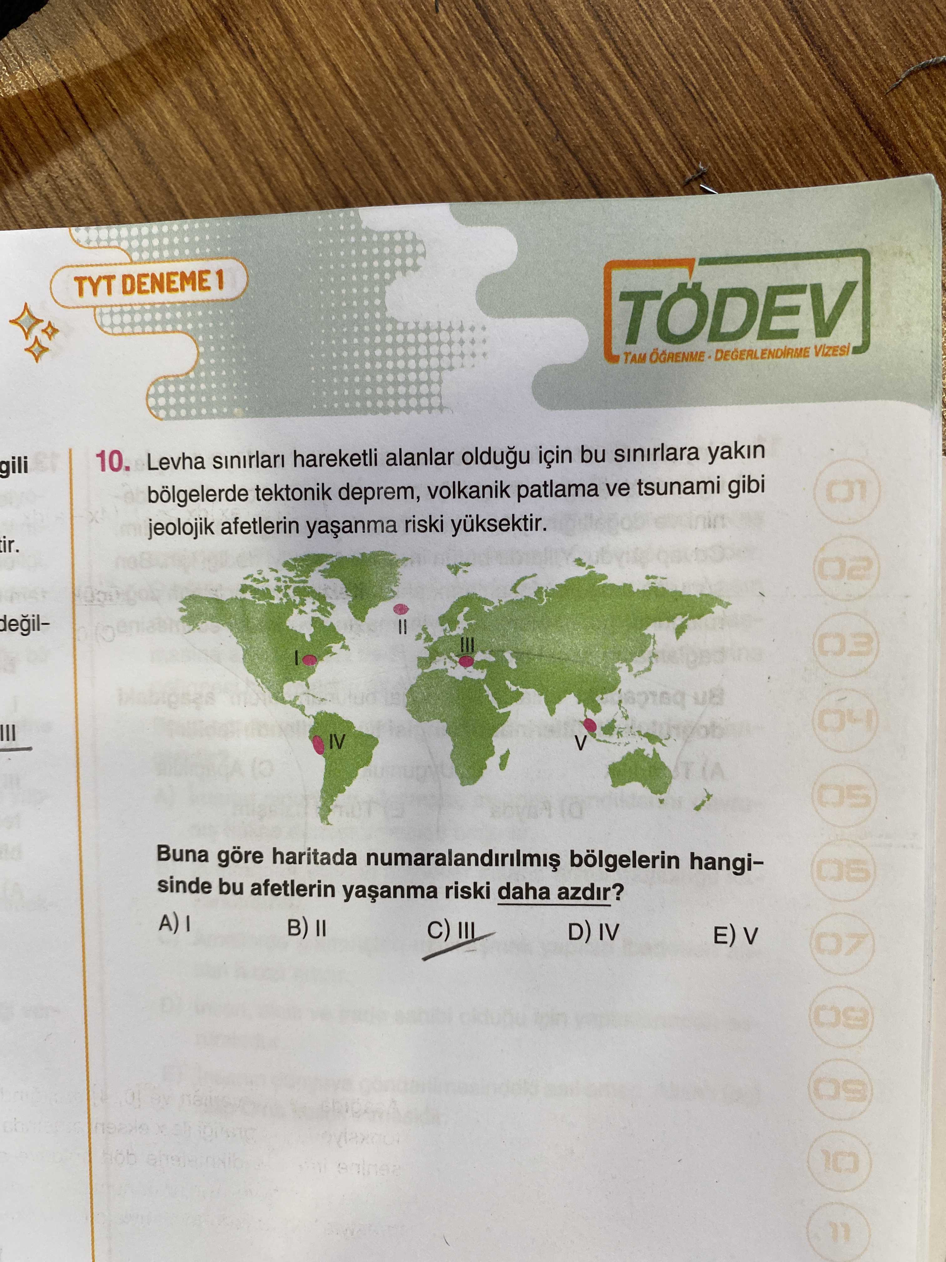 Levha sınırları hareketli alanlar olduğu için bu sınırlara yakın bölgelerde tektonik deprem