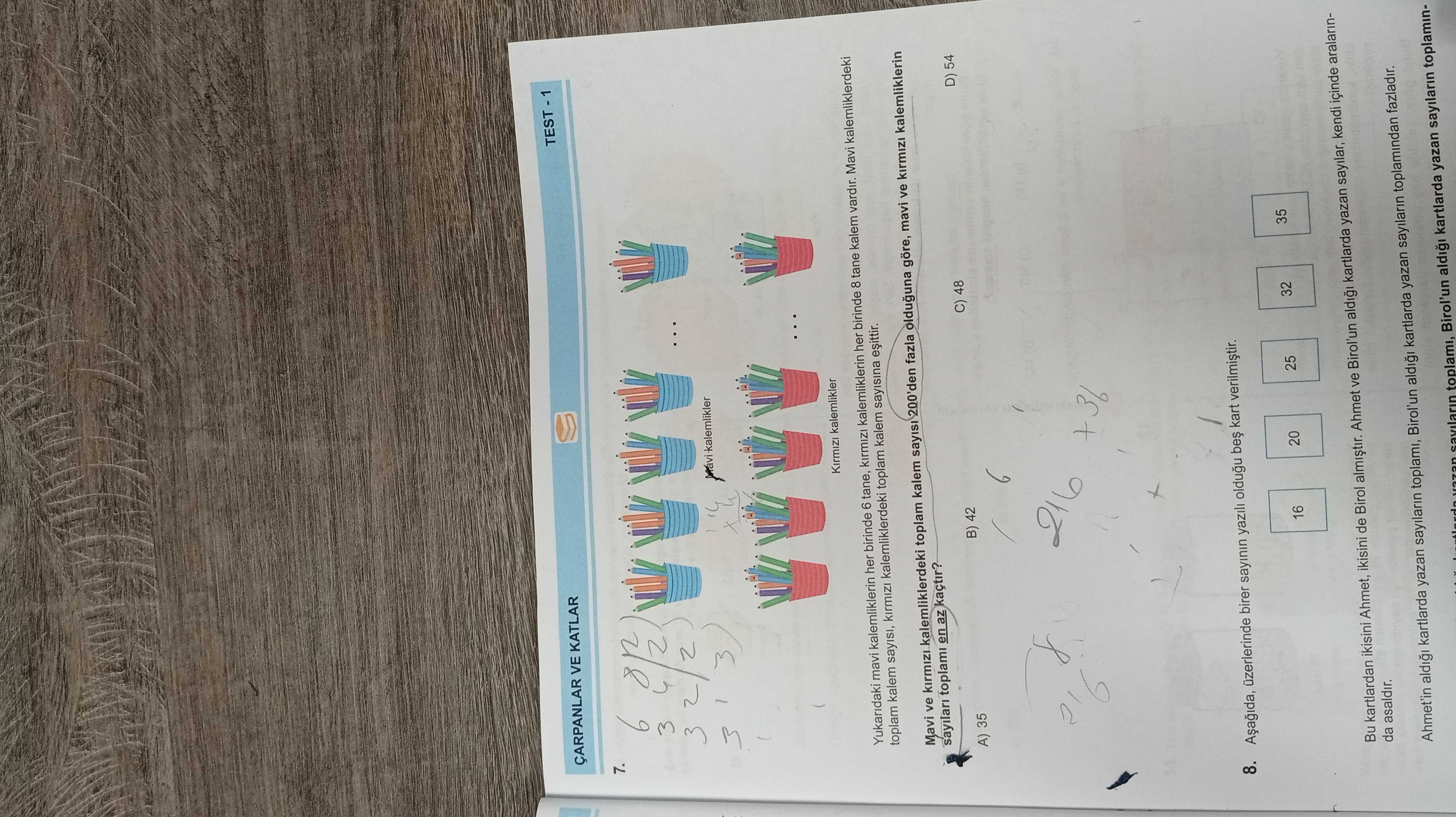 Yukarıdaki mavi kalemliklerin her birinde 6 tane, kırmızı kalemliklerin her birinde 8 tane kalem