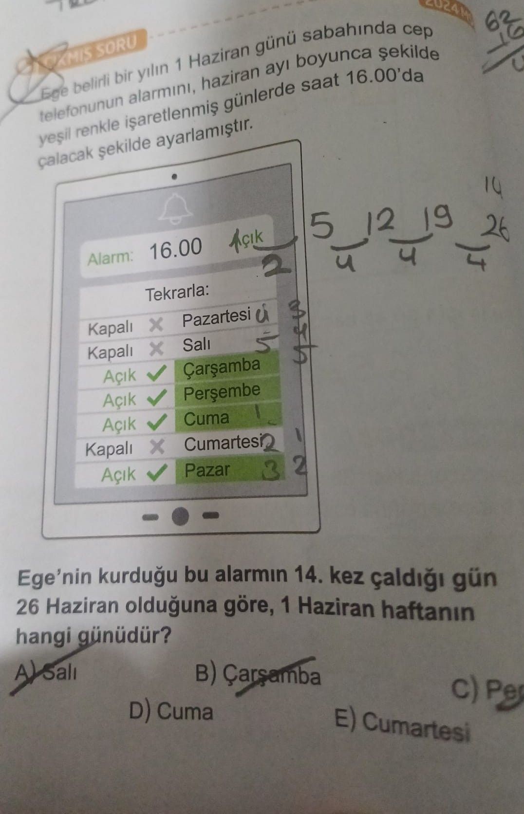 Ege belirli bir yılın 1 Haziran günü sabahında cep telefonunun alarmını, haziran ayı boyunca şekilde yeşil renkle işaretlenmiş