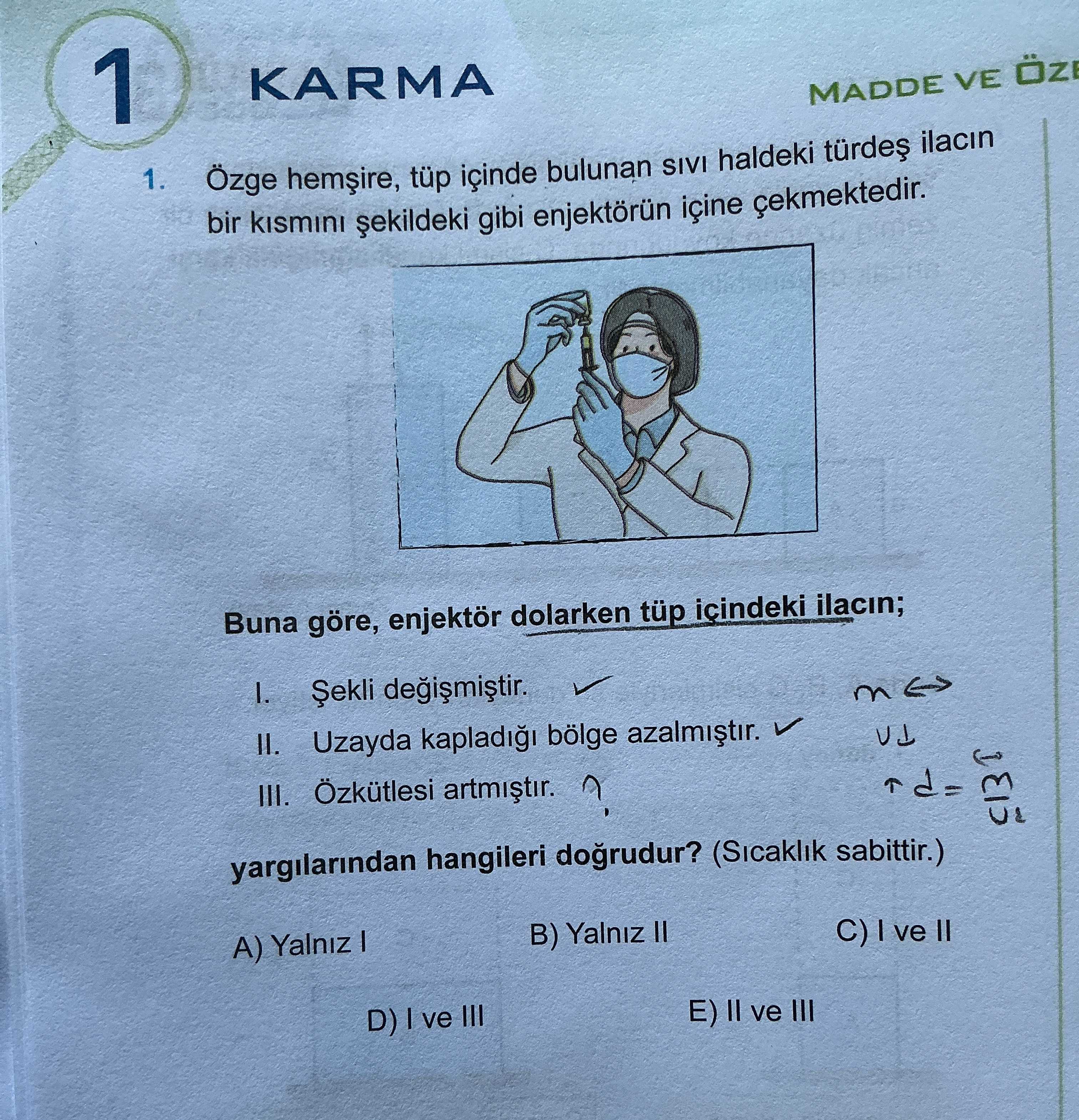 Özge hemşire, tüp içinde bulunan sıvı haldeki türdeş ilacın bir kısmını şekildeki gibi enjektörün