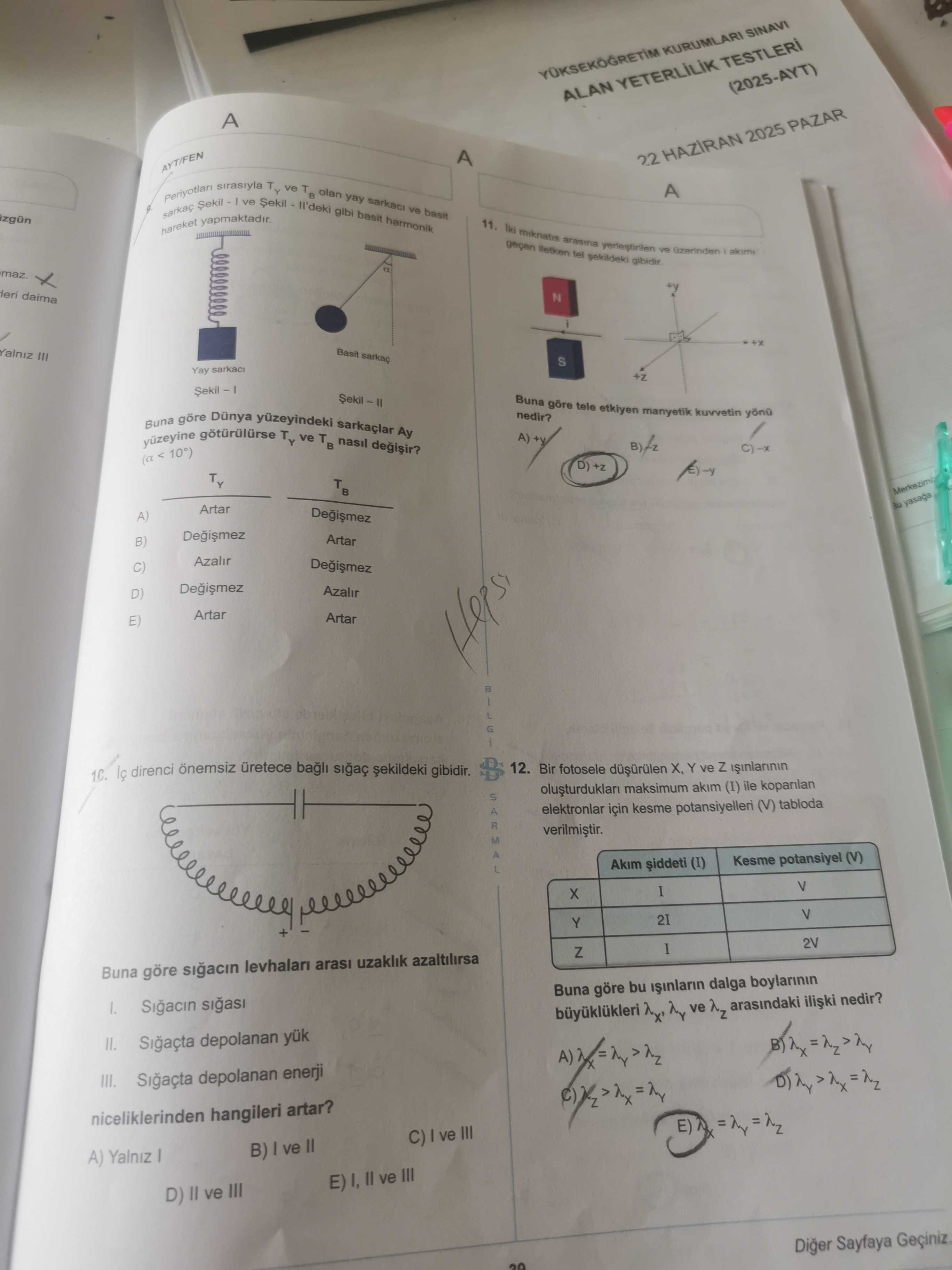 Periyotları sırasıyla T_Y ve T_B olan yay sarkacı ve basit sarkaç Şekil - I ve Şekil - II'deki gibi