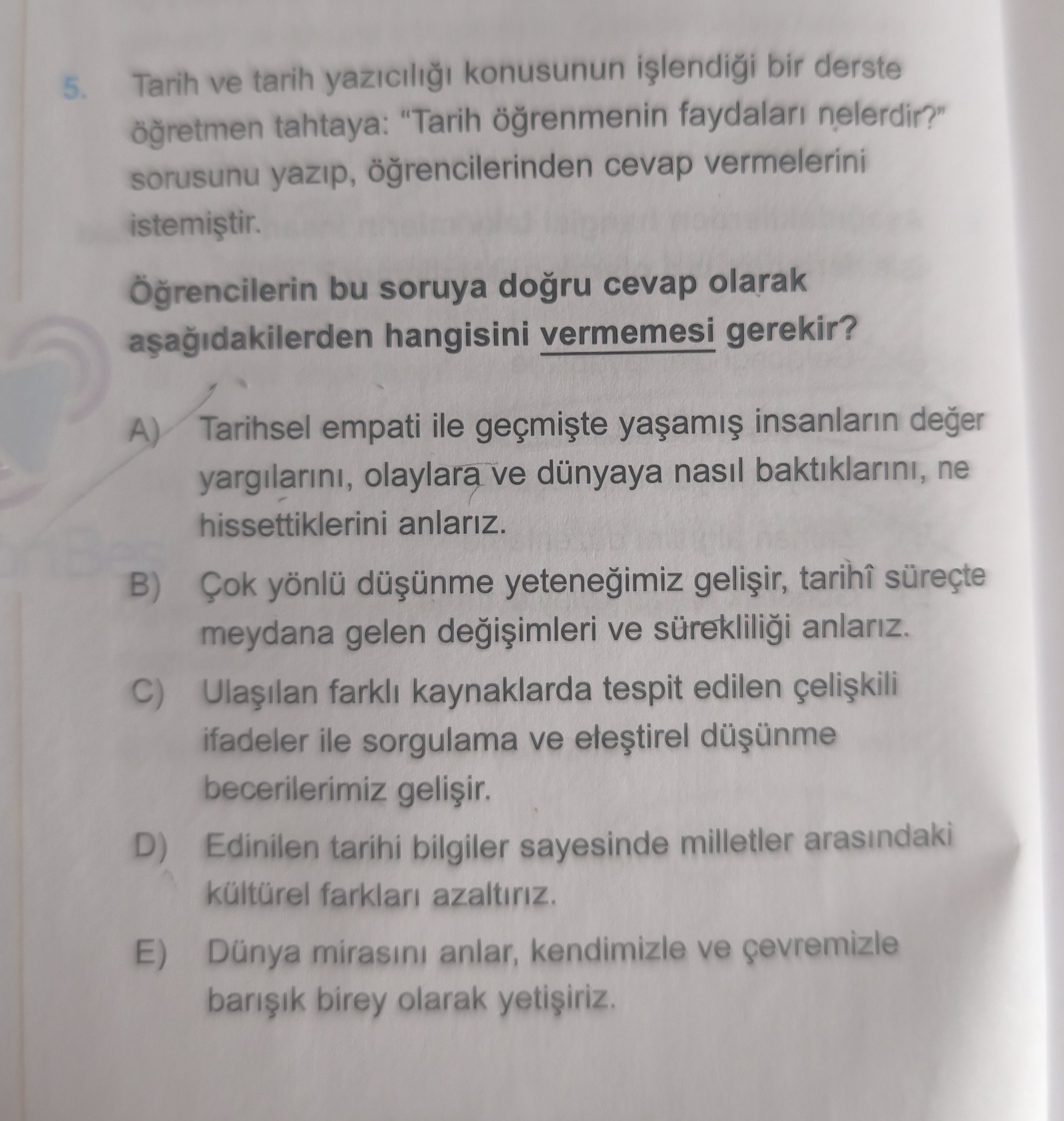 Tarih ve tarih yazıcılığı konusunun işlendiği bir derste öğretmen tahtaya: "Tarih öğrenmenin