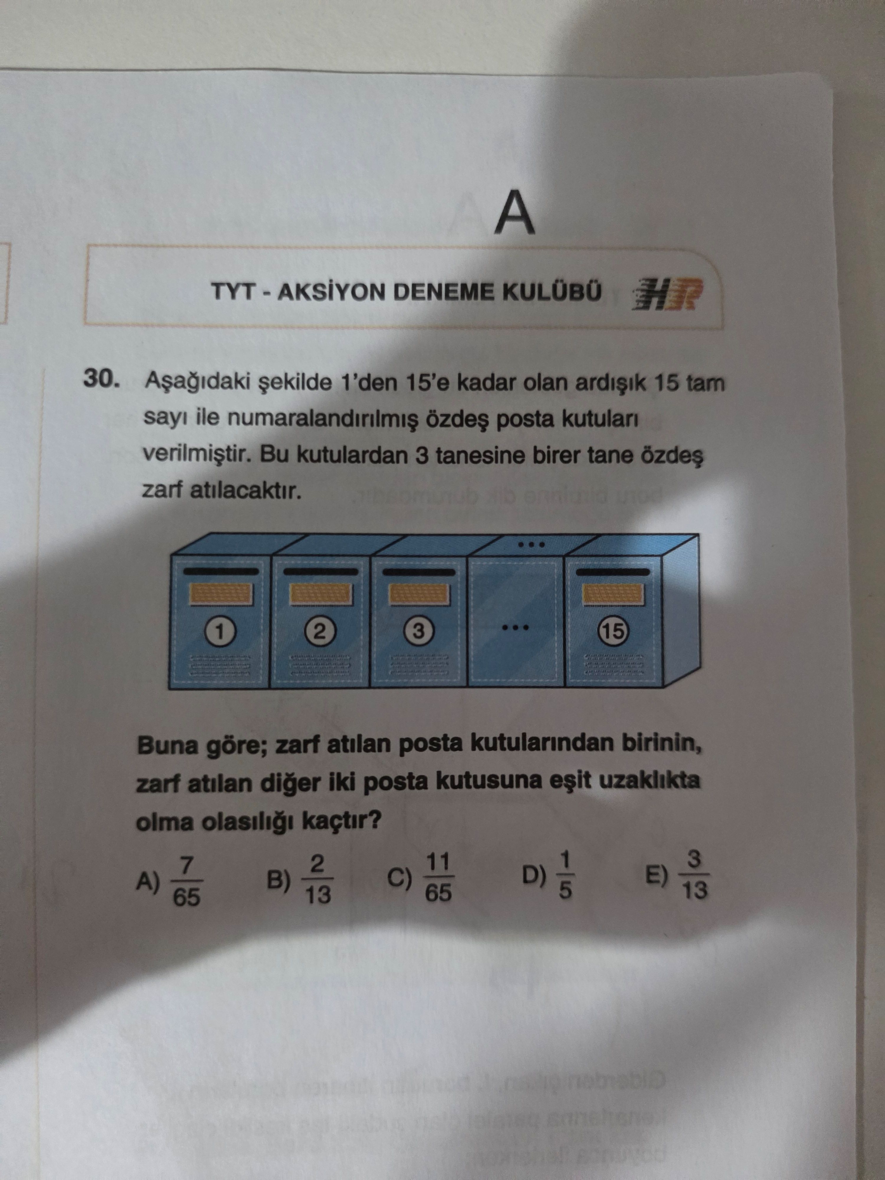 Aşağıdaki şekilde 1'den 15'e kadar olan ardışık 15 tam sayı ile numaralandırılmış özdeş posta