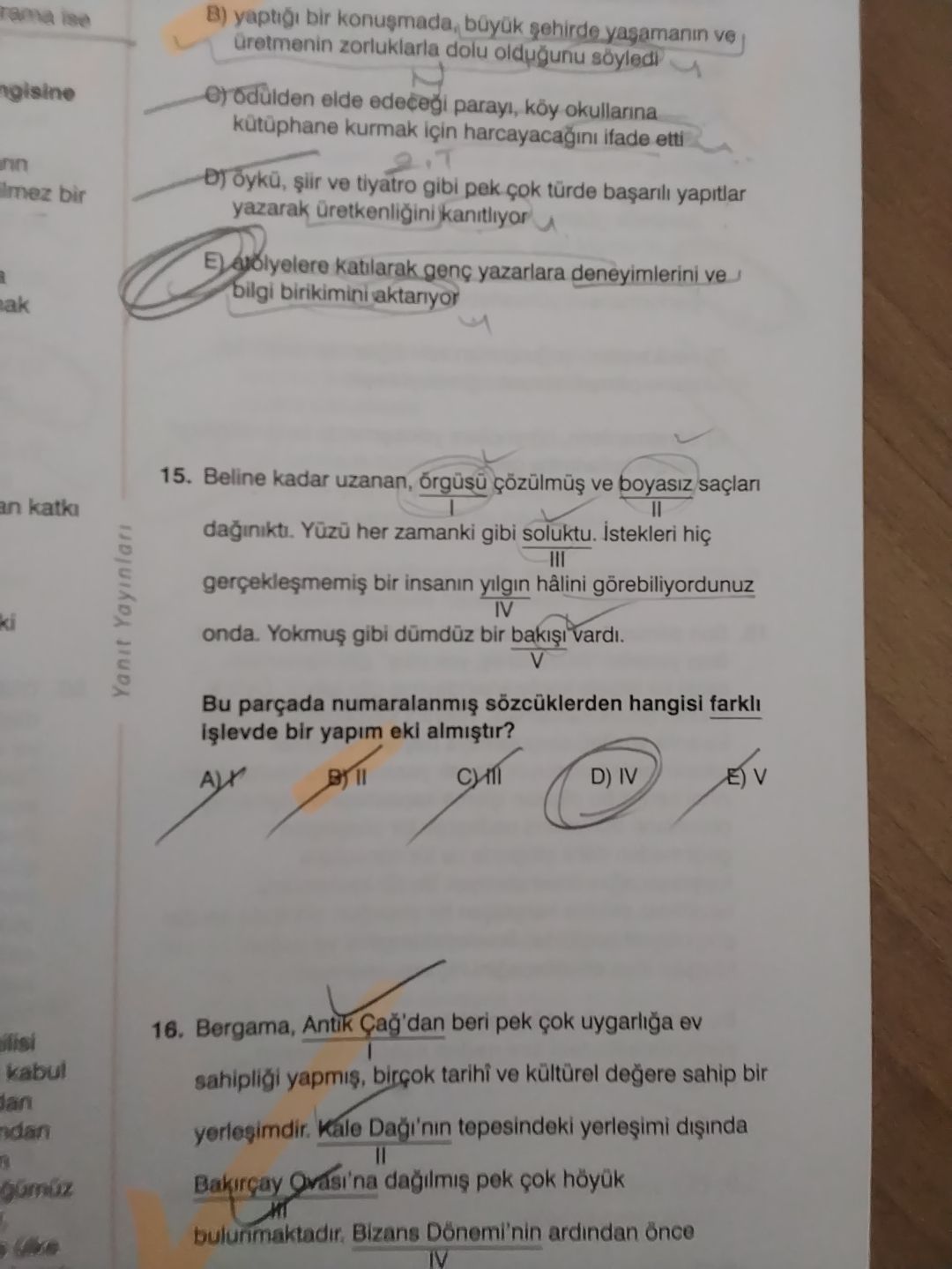 Beline kadar uzanan, örgüsü çözülmüş ve boyasız saçları I II dağınıktı. Yüzü her zamanki gibi