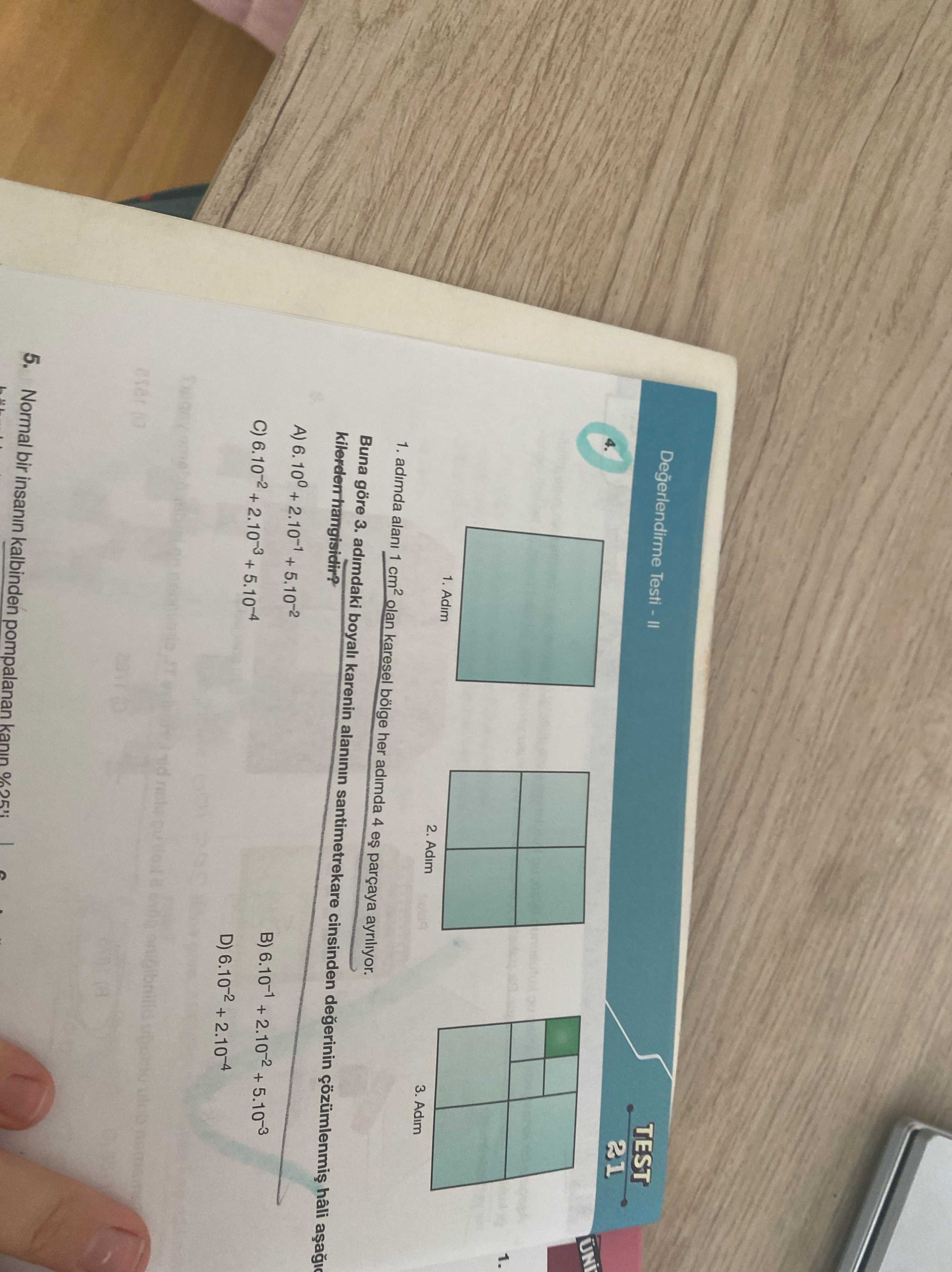 adımda alanı 1 cm² olan karesel bölge her adımda 4 eş parçaya ayrılıyor. Buna göre 3. adımdaki
