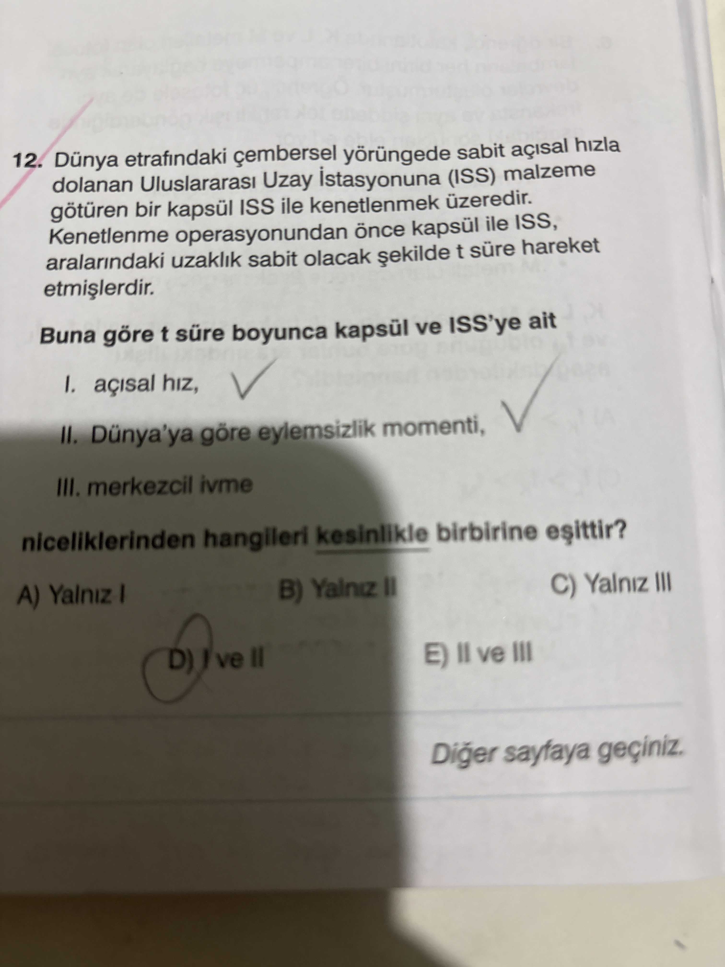 12. Dünya etrafındaki çembersel yörüngede sabit açısal hızla dolanan Uluslararası Uzay İstasyonuna