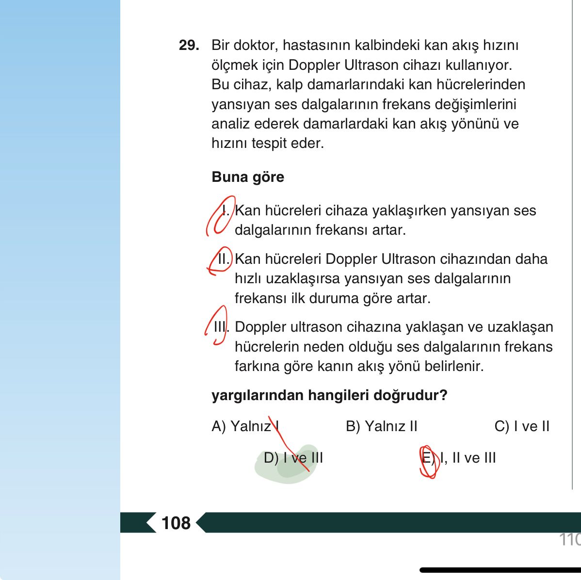 Bir doktor, hastasının kalbindeki kan akış hızını ölçmek için Doppler Ultrason cihazı kullanıyor. Bu