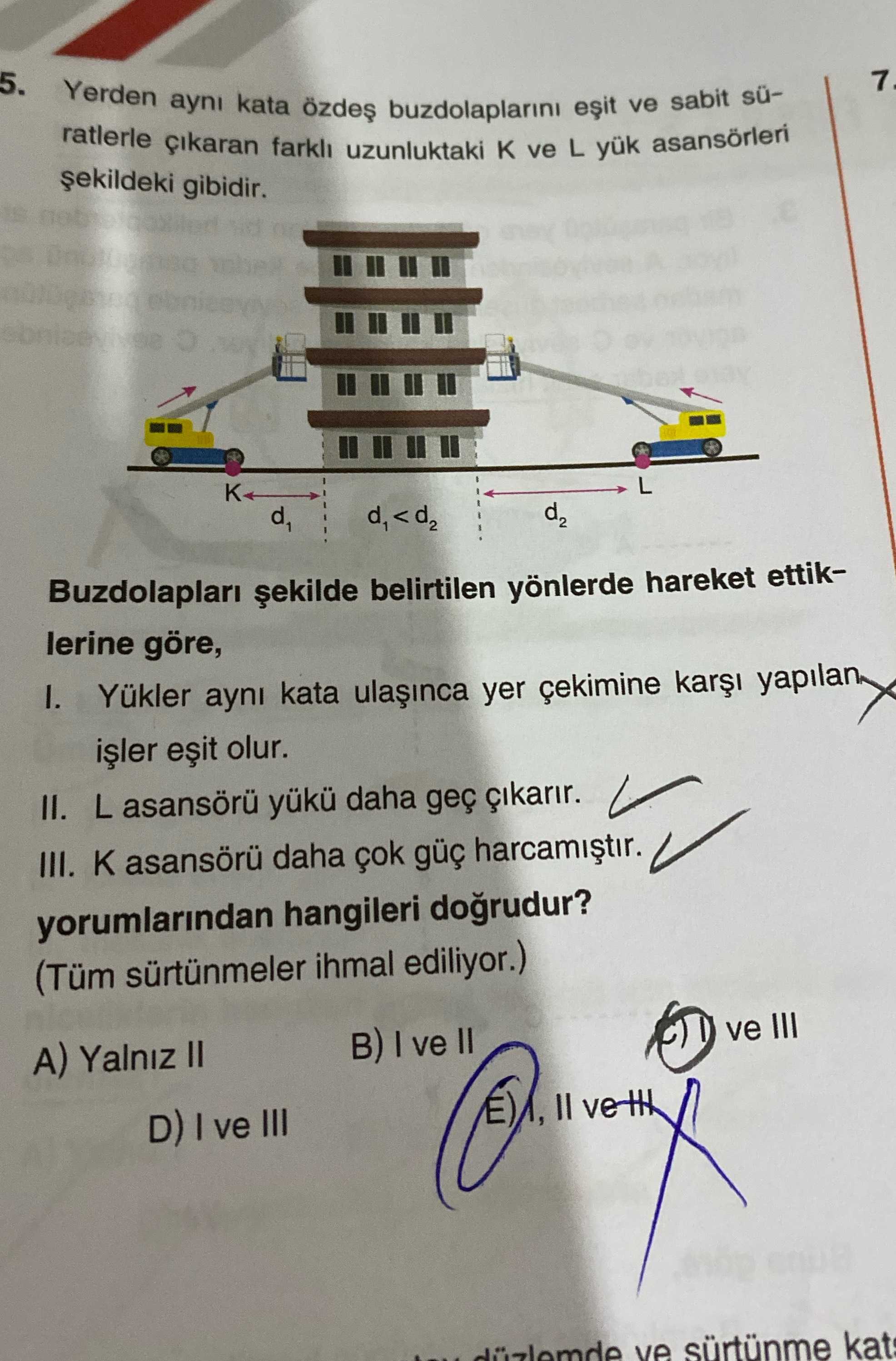 Yerden aynı kata özdeş buzdolaplarını eşit ve sabit süratlerle çıkaran farklı uzunluktaki K ve L yük