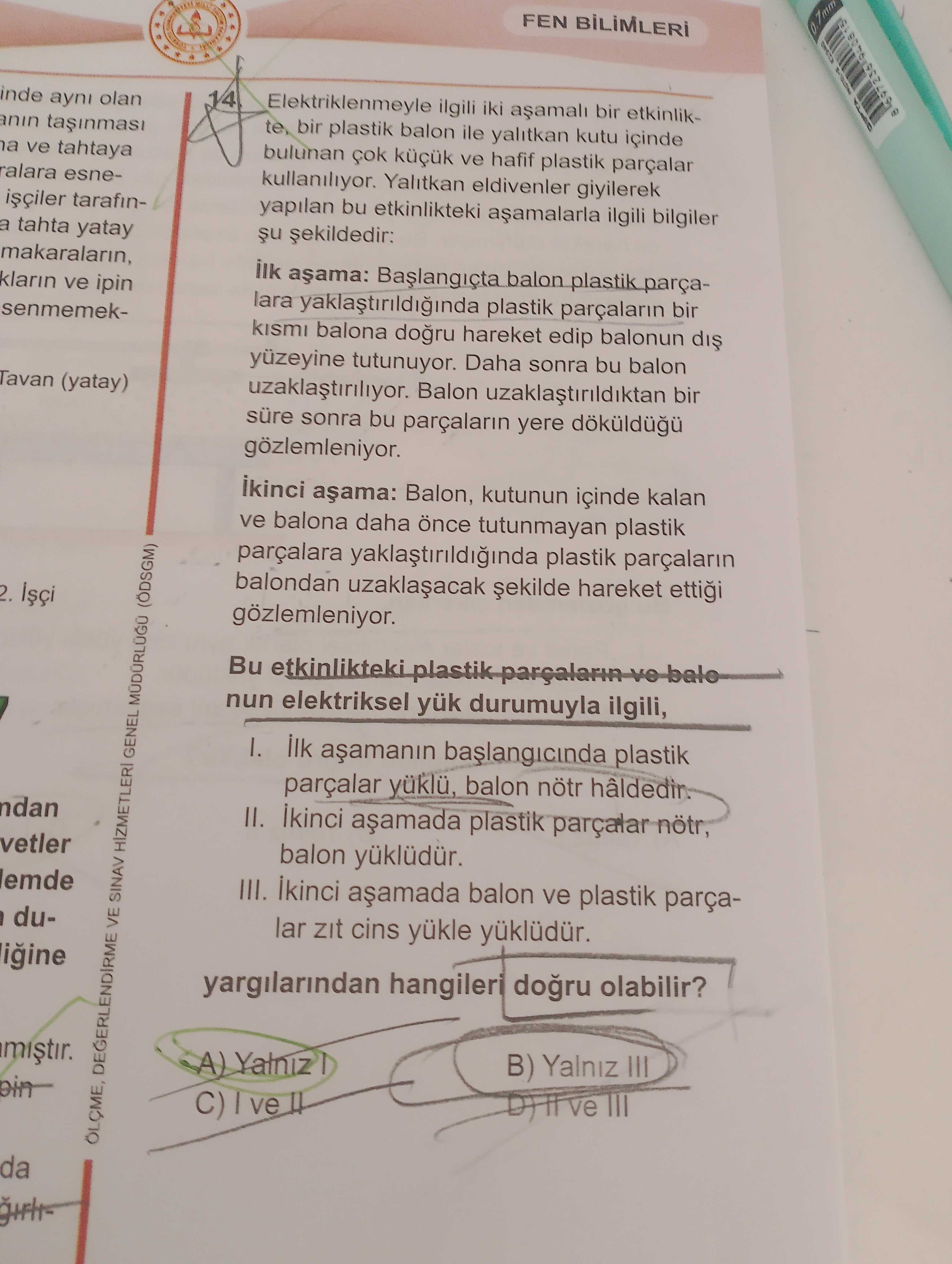 Elektriklenmeyle ilgili iki aşamalı bir etkinlikte, bir plastik balon ile yalıtkan kutu içinde