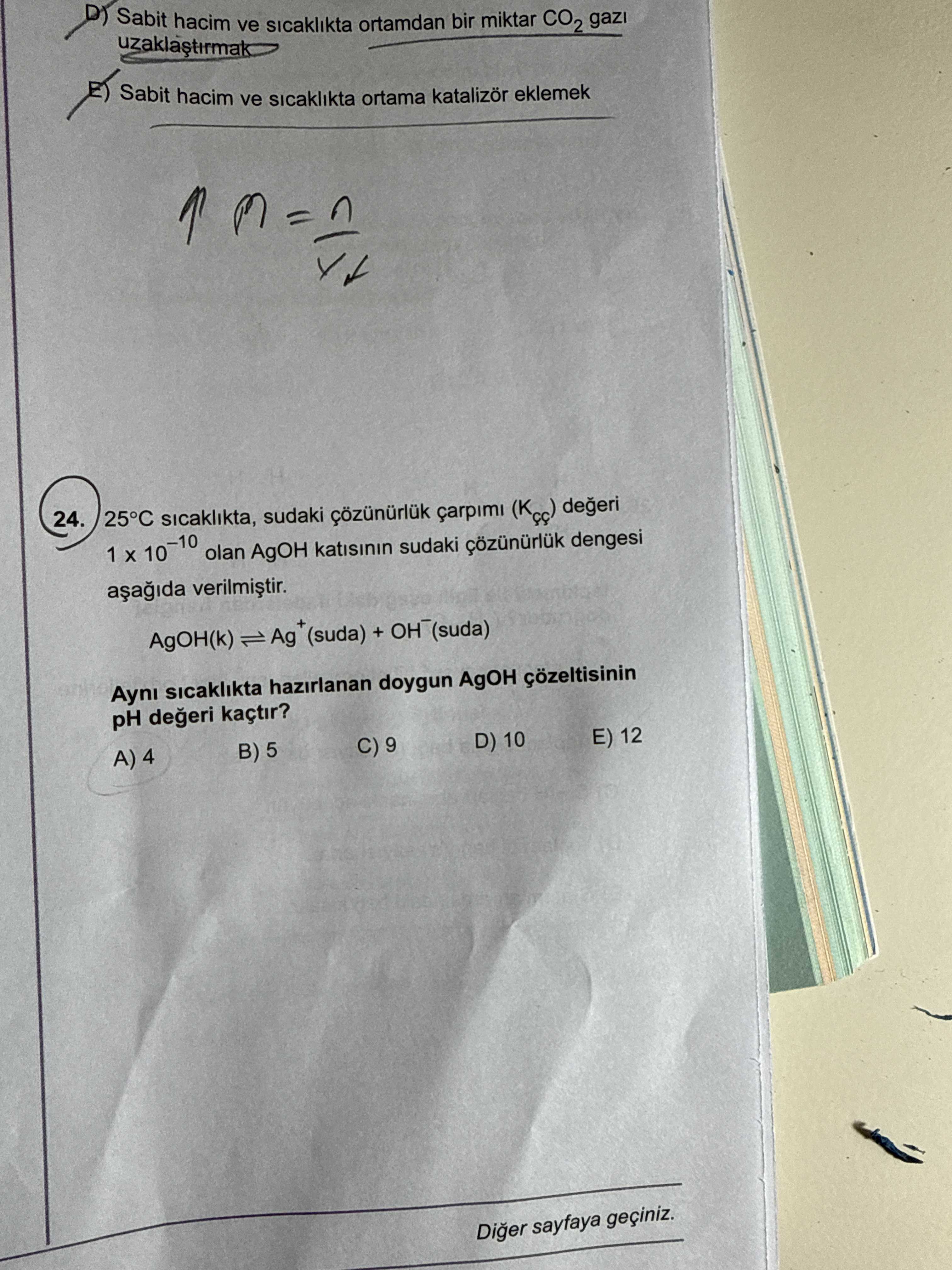 25°C sıcaklıkta, sudaki çözünürlük çarpımı (Kçç) değeri 1 x 10⁻¹⁰ olan AgOH katısının sudaki