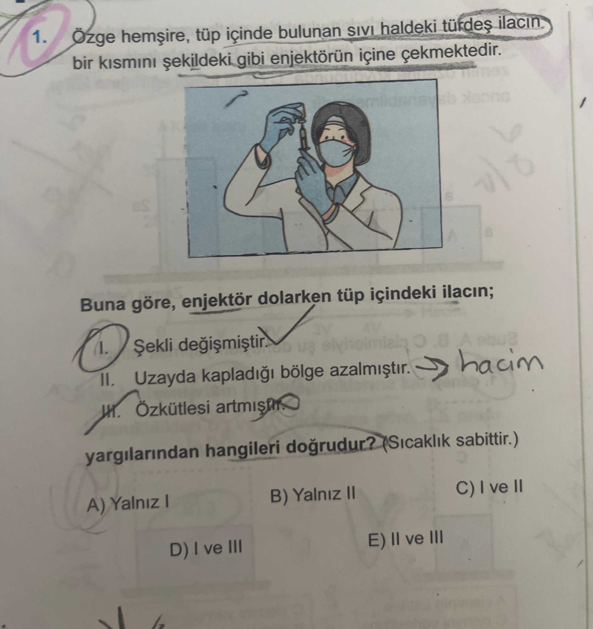 Özge hemşire, tüp içinde bulunan sıvı haldeki türdeş ilacın bir kısmını şekildeki gibi enjektörün
