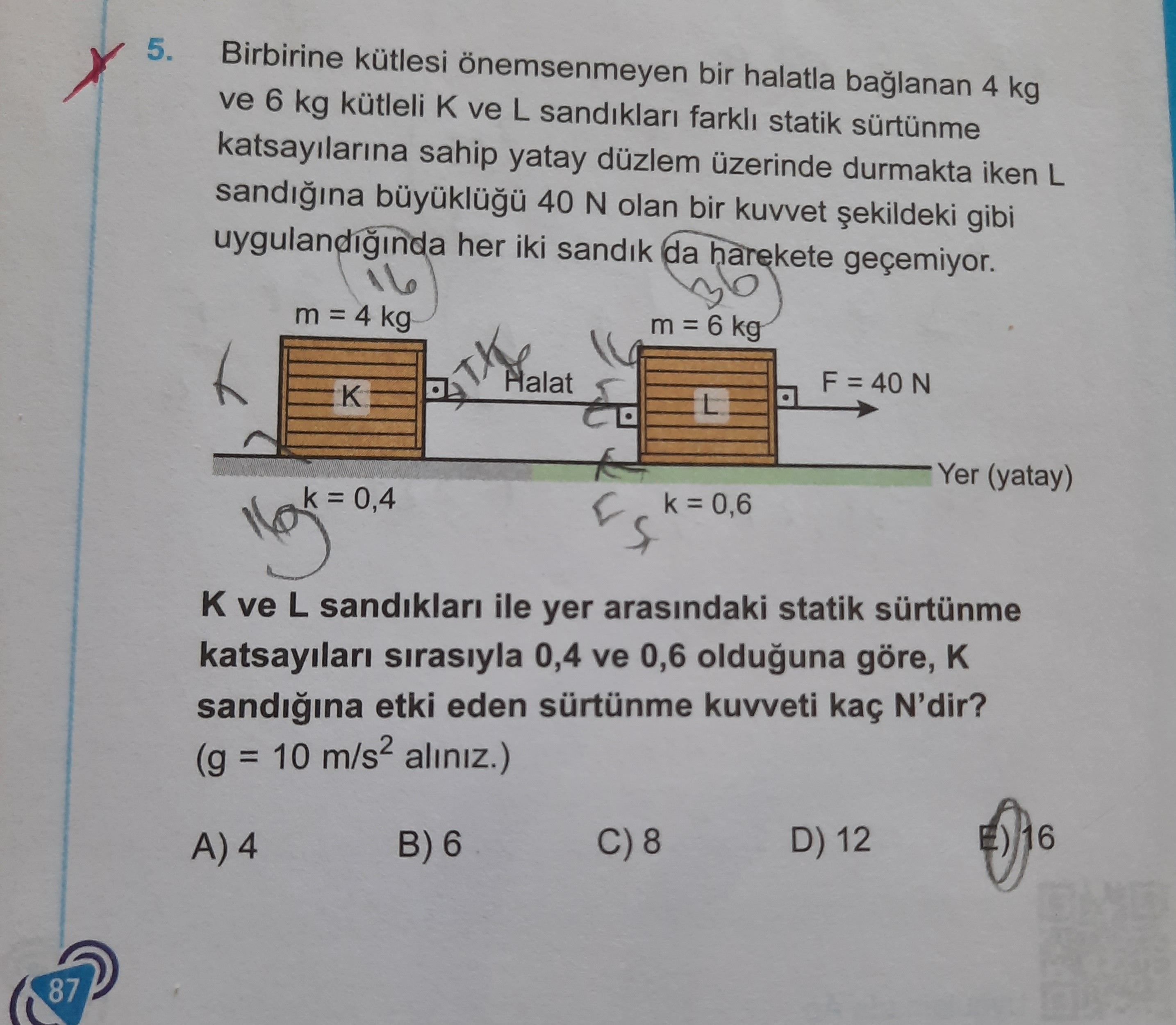 Birbirine kütlesi önemsenmeyen bir halatla bağlanan 4 kg ve 6 kg kütleli K ve L sandıkları farklı