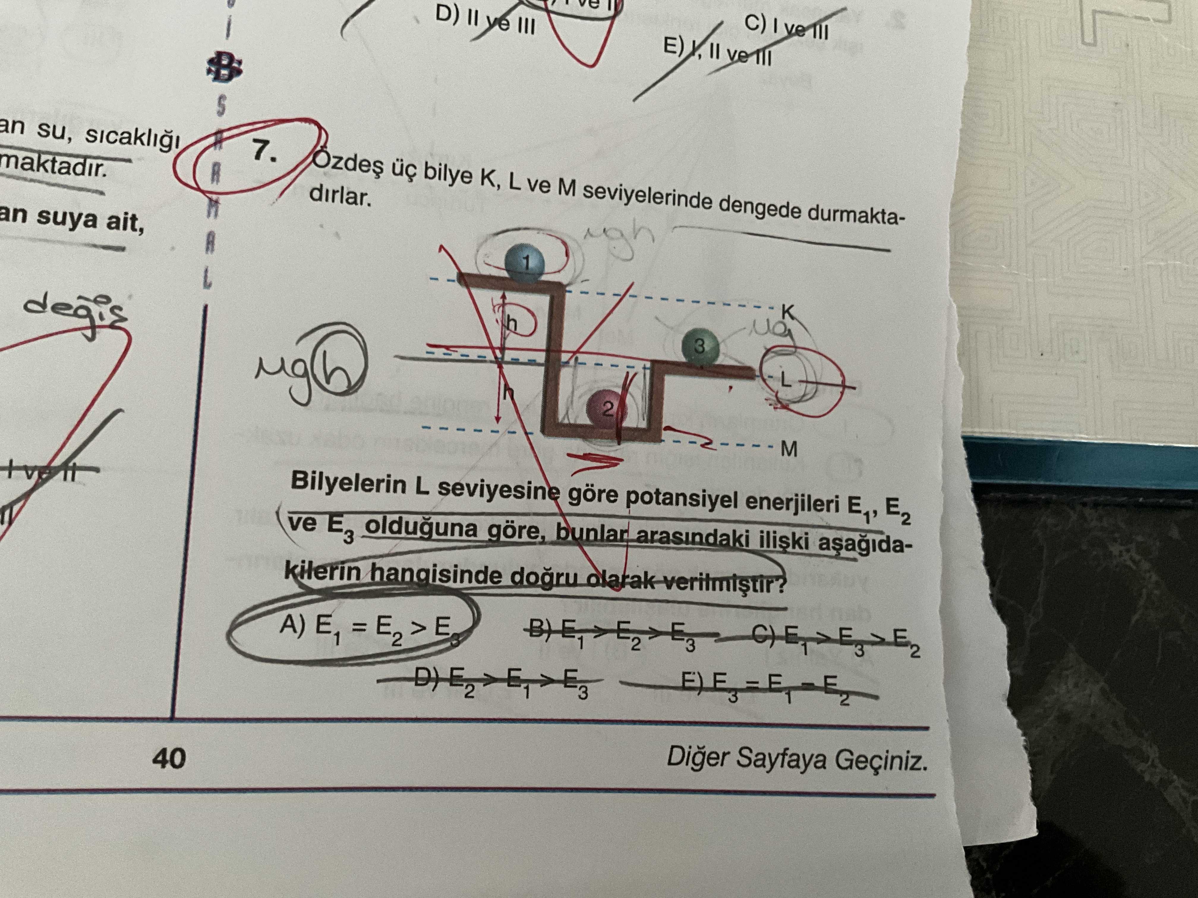 Özdeş üç bilye K, L ve M seviyelerinde dengede durmaktadırlar. Bilyelerin L seviyesine göre