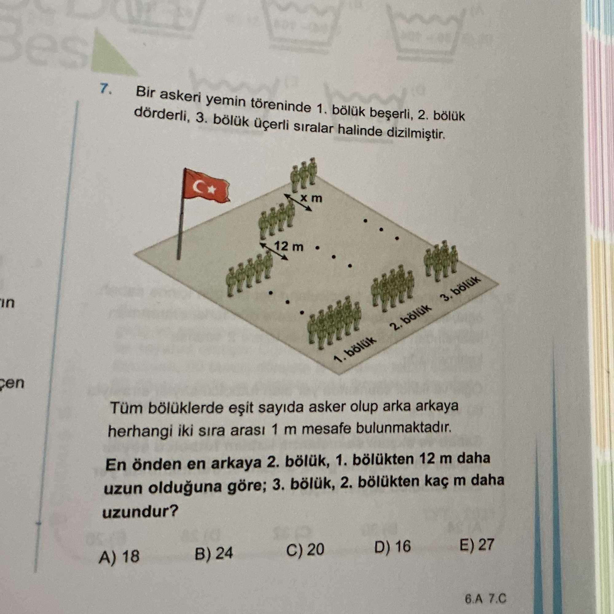Bir askeri yemin töreninde 1. bölük beşerli, 2. bölük dörderli, 3. bölük üçerli sıralar halinde