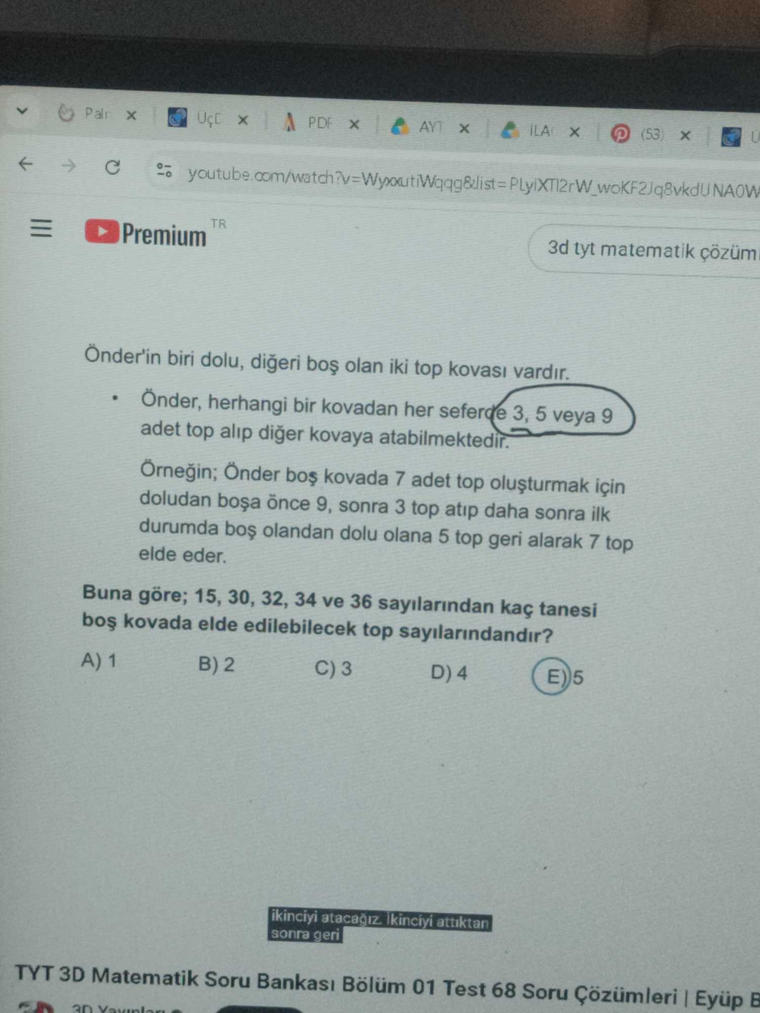 Önder'in biri dolu, diğeri boş olan iki top kovası vardır. • Önder, herhangi bir kovadan her seferde