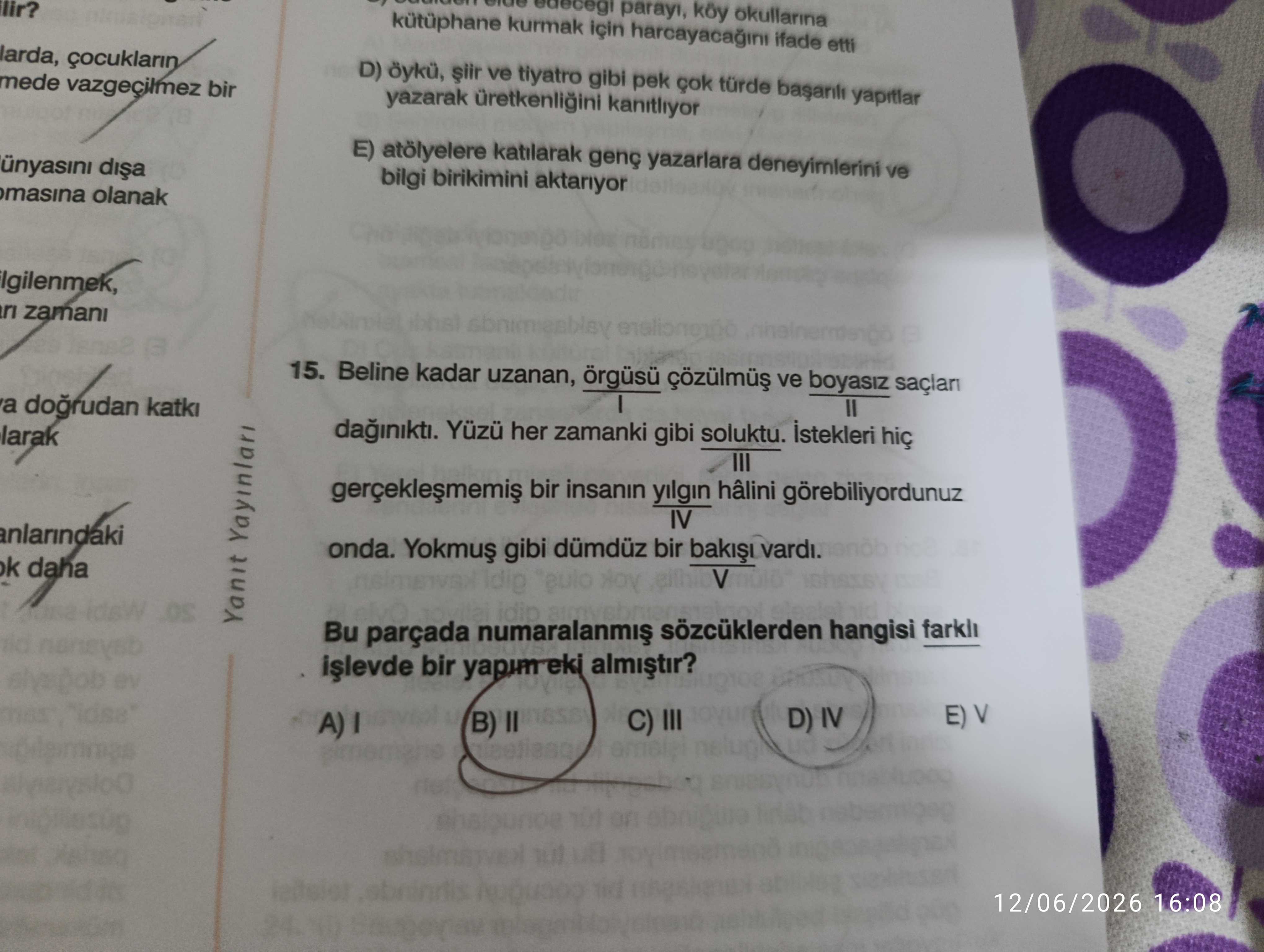Beline kadar uzanan, örgüsü çözülmüş ve boyasız saçları I II dağınıktı. Yüzü her zamanki gibi