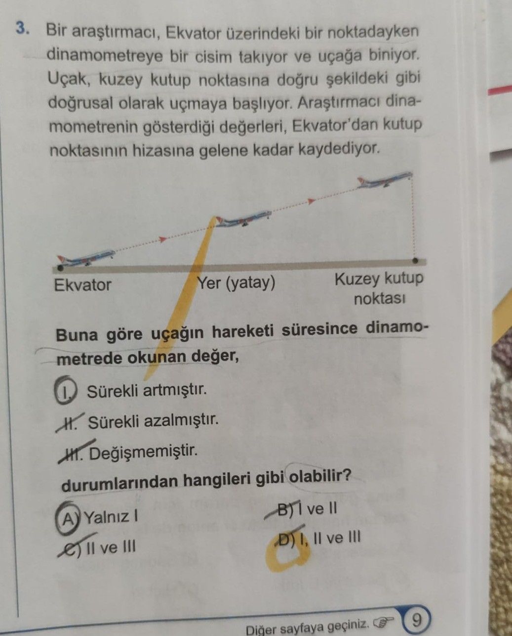 Bir araştırmacı, Ekvator üzerindeki bir noktadayken dinamometreye bir cisim takıyor ve uçağa