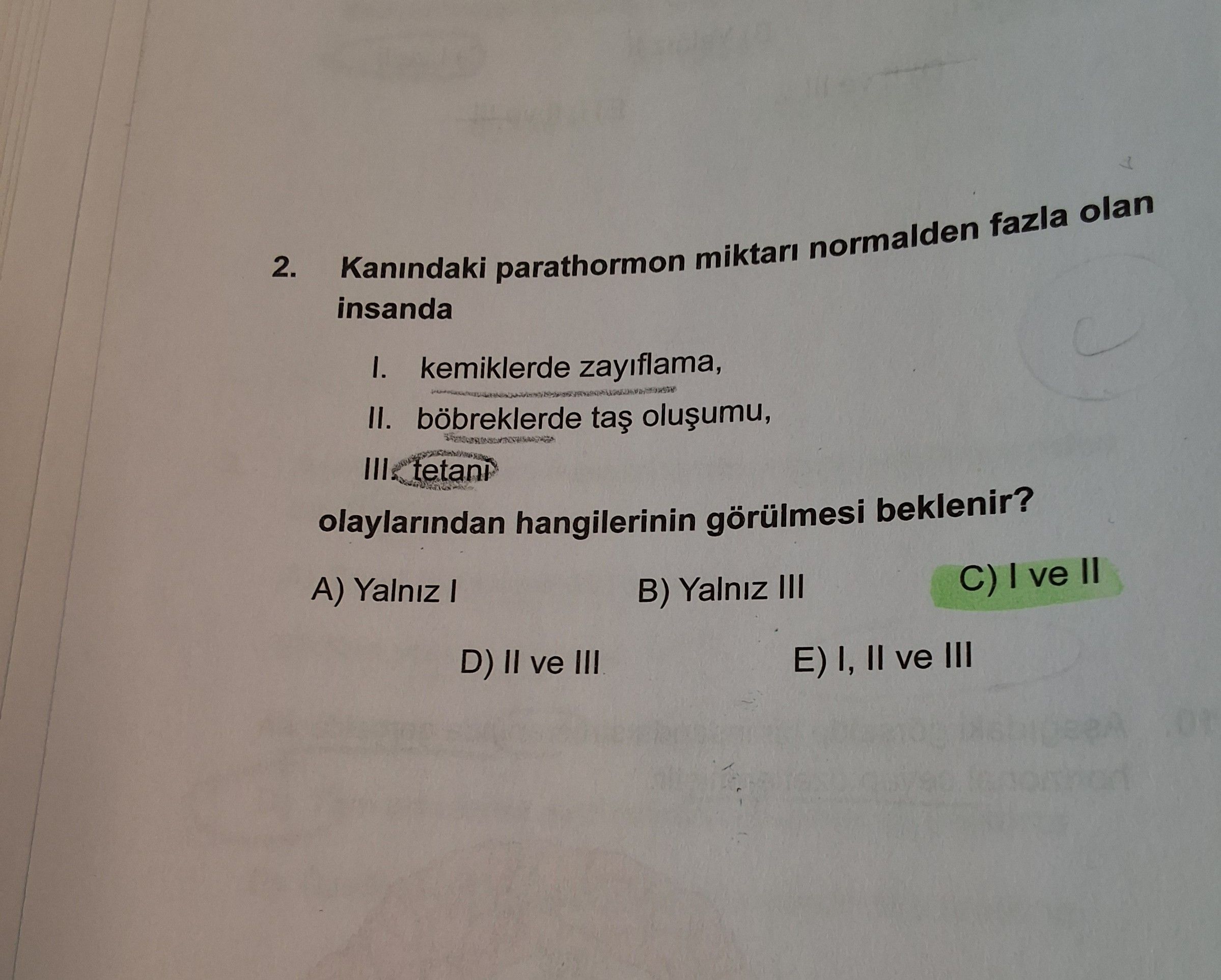Kanındaki parathormon miktarı normalden fazla olan insanda I. kemiklerde zayıflama, II. böbreklerde