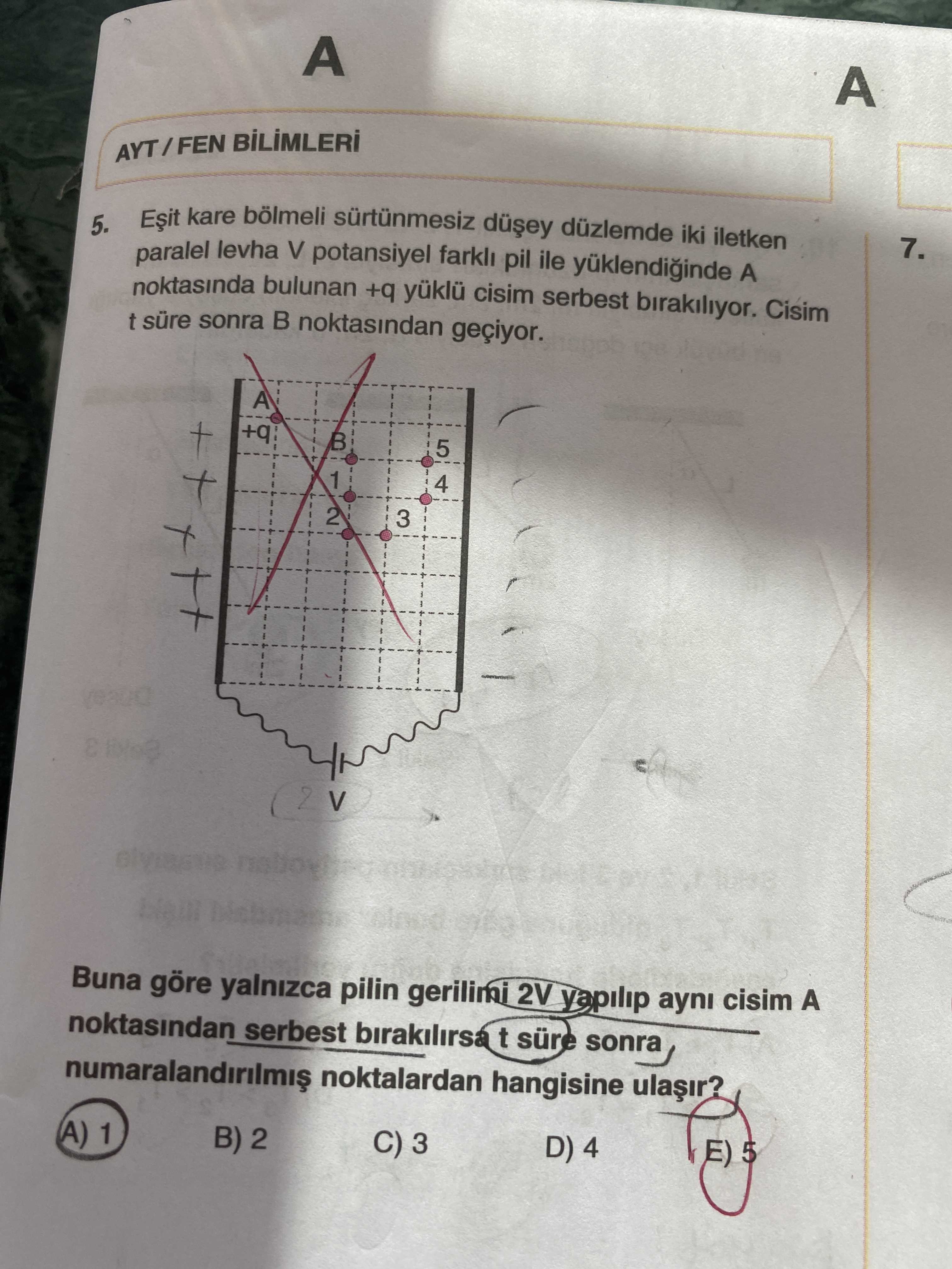 Eşit kare bölmeli sürtünmesiz düşey düzlemde iki iletken paralel levha V potansiyel farklı pil ile